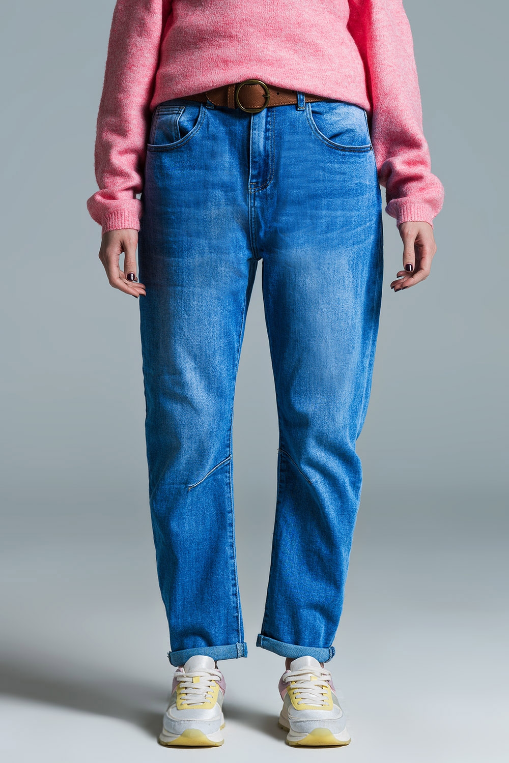 Vaqueros Basic Mom Fit en lavado medio con pinzas en las rodillas Vaqueros Basic Mom Fit en lavado medio con pinzas en las rodillas