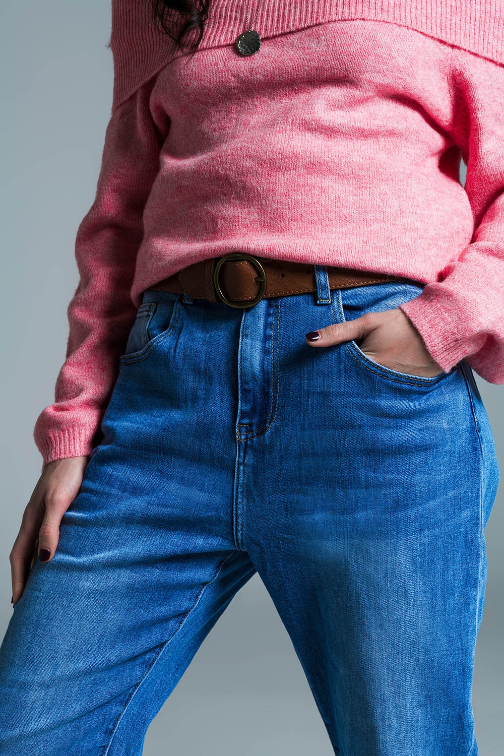 Vaqueros Basic Mom Fit en lavado medio con pinzas en las rodillas Vaqueros Basic Mom Fit en lavado medio con pinzas en las rodillas