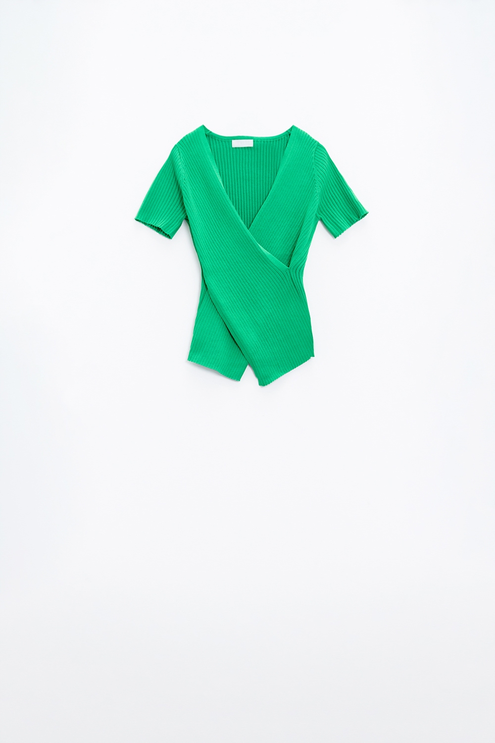 Camiseta verde con la parte delantera cruzada y cuello en V Camiseta verde con la parte delantera cruzada y cuello en V