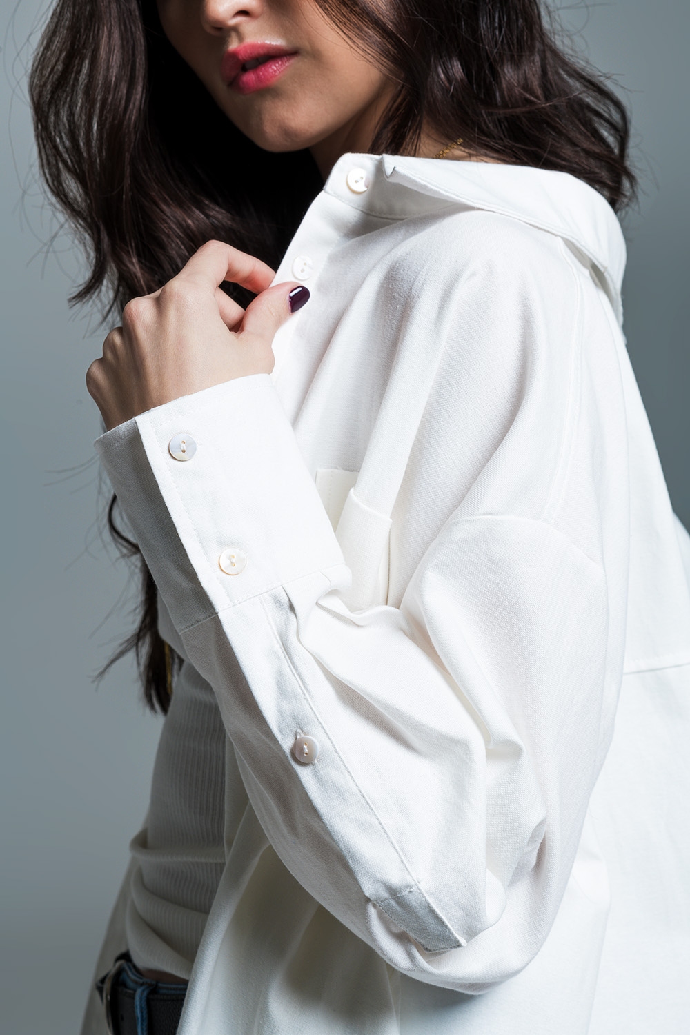 Camisa de corte boyfriend con manga 3/4 en blanco Camisa de corte boyfriend con manga 3/4 en blanco
