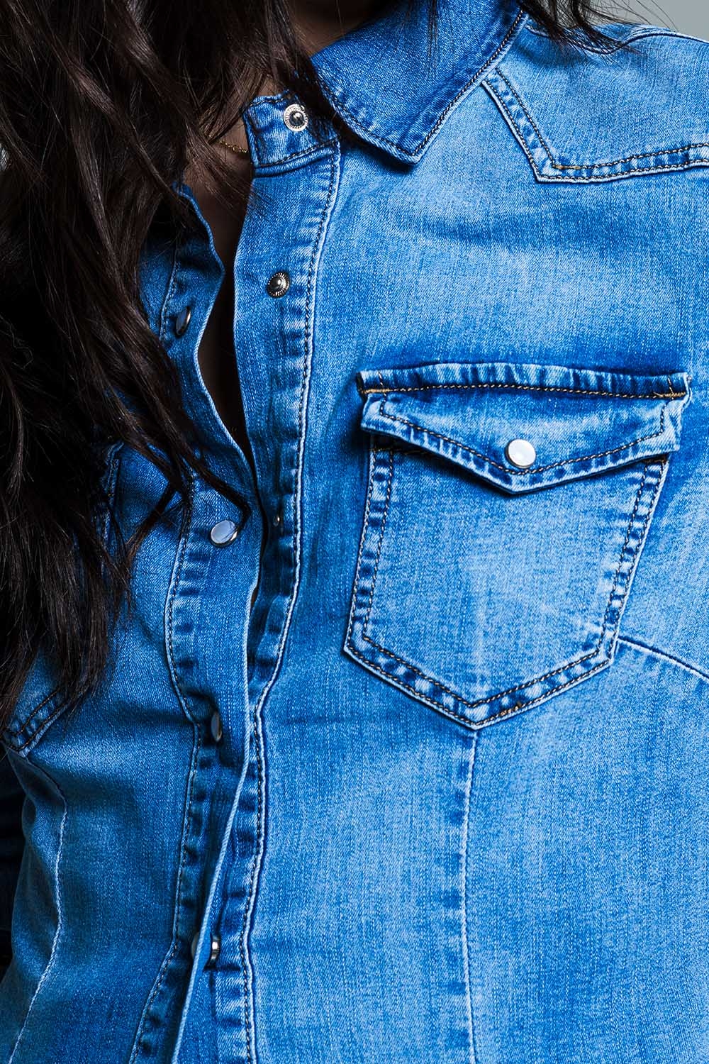 Camisa de mezclilla de lavado medio con bolsillos en el pecho y botones de presión Camisa de mezclilla de lavado medio con bolsillos en el pecho y botones de presión