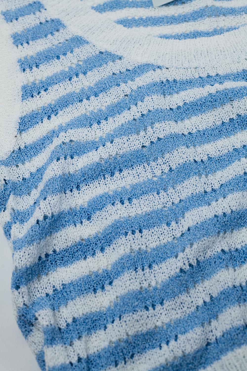 Suéter sin mangas a rayas de punto abierto en azul y blanco Suéter sin mangas a rayas de punto abierto en azul y blanco