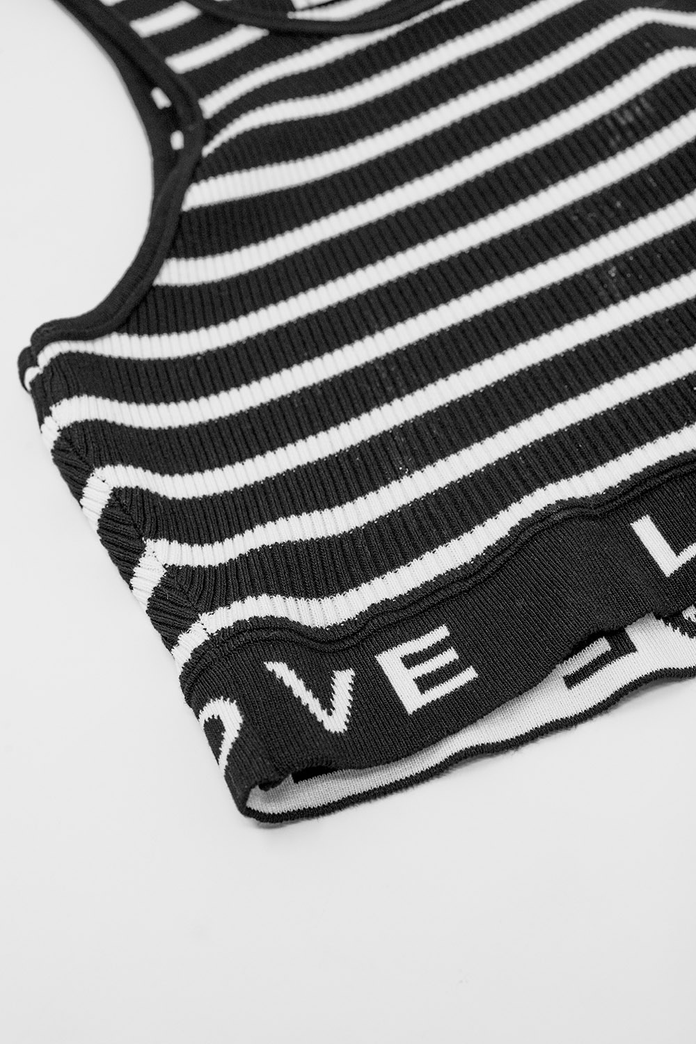 Top corto a rayas con texto Love en negro Top corto a rayas con texto Love en negro