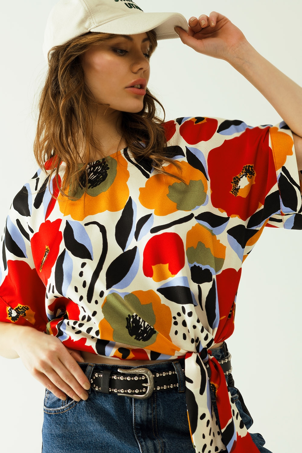 blusa blanca amplia con motivos de amapolas y manga corta blusa blanca amplia con motivos de amapolas y manga corta