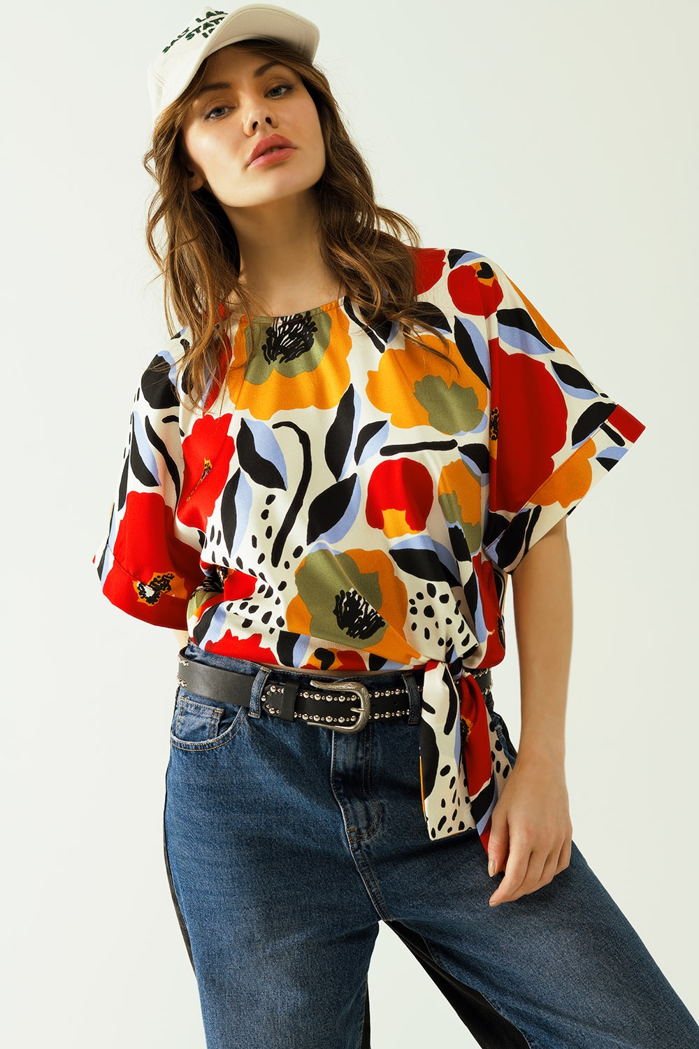 blusa blanca amplia con motivos de amapolas y manga corta blusa blanca amplia con motivos de amapolas y manga corta