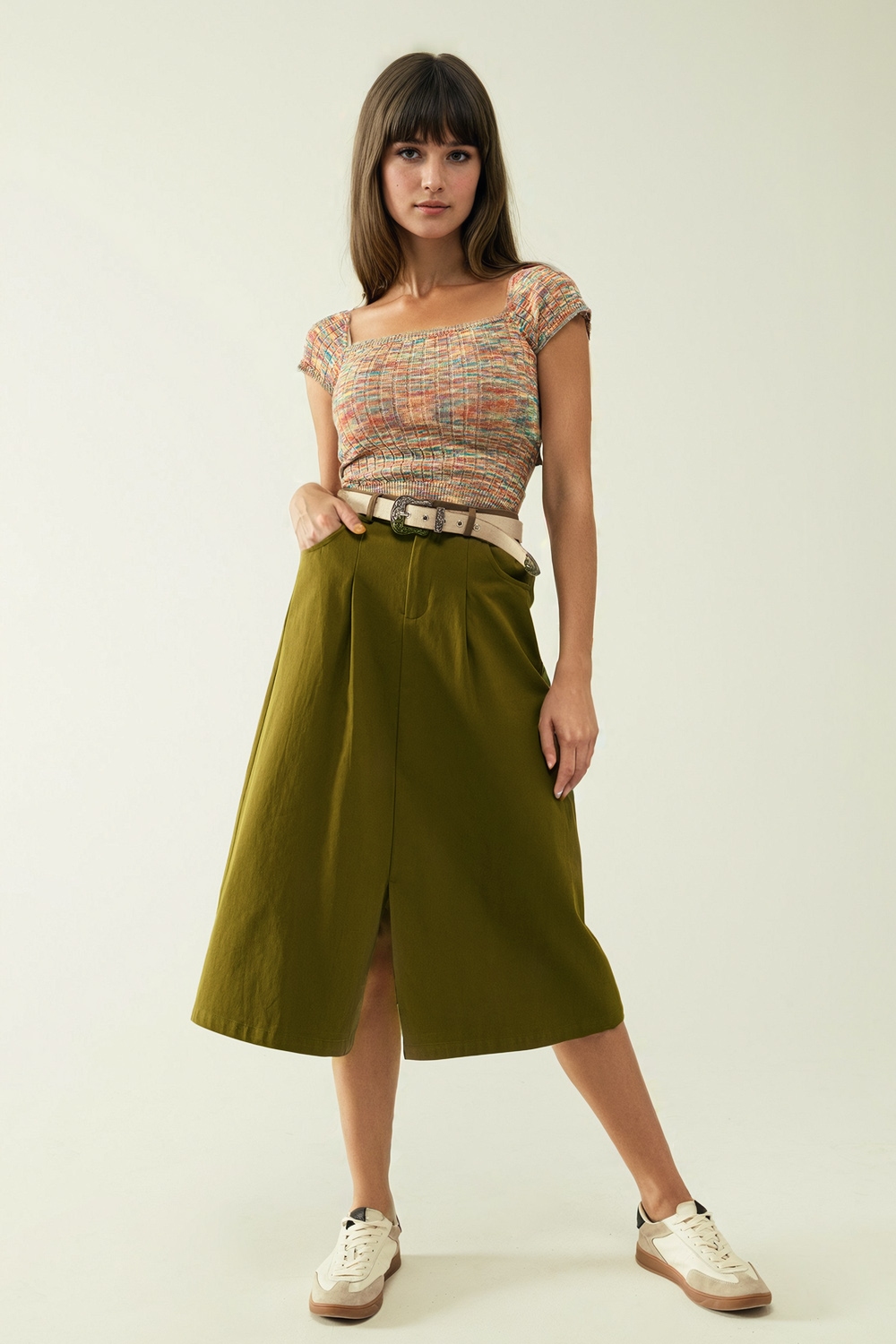 Una falda midi de l&iacute;nea A con bolsillos en color caqui