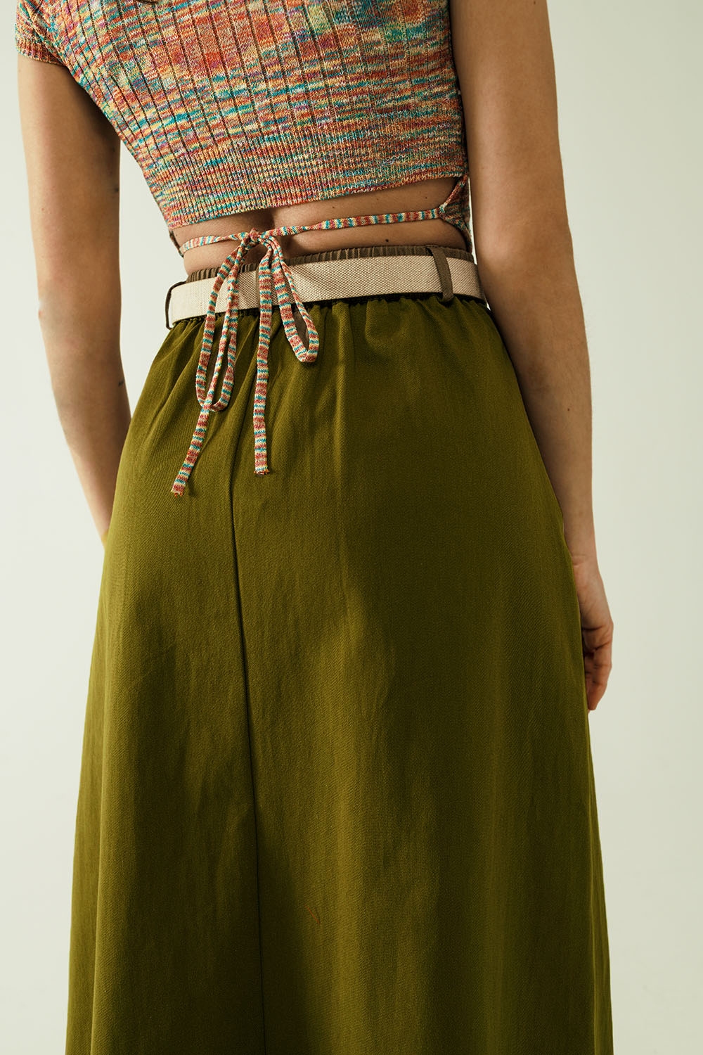 Una falda midi de línea A con bolsillos en color caqui Una falda midi de línea A con bolsillos en color caqui