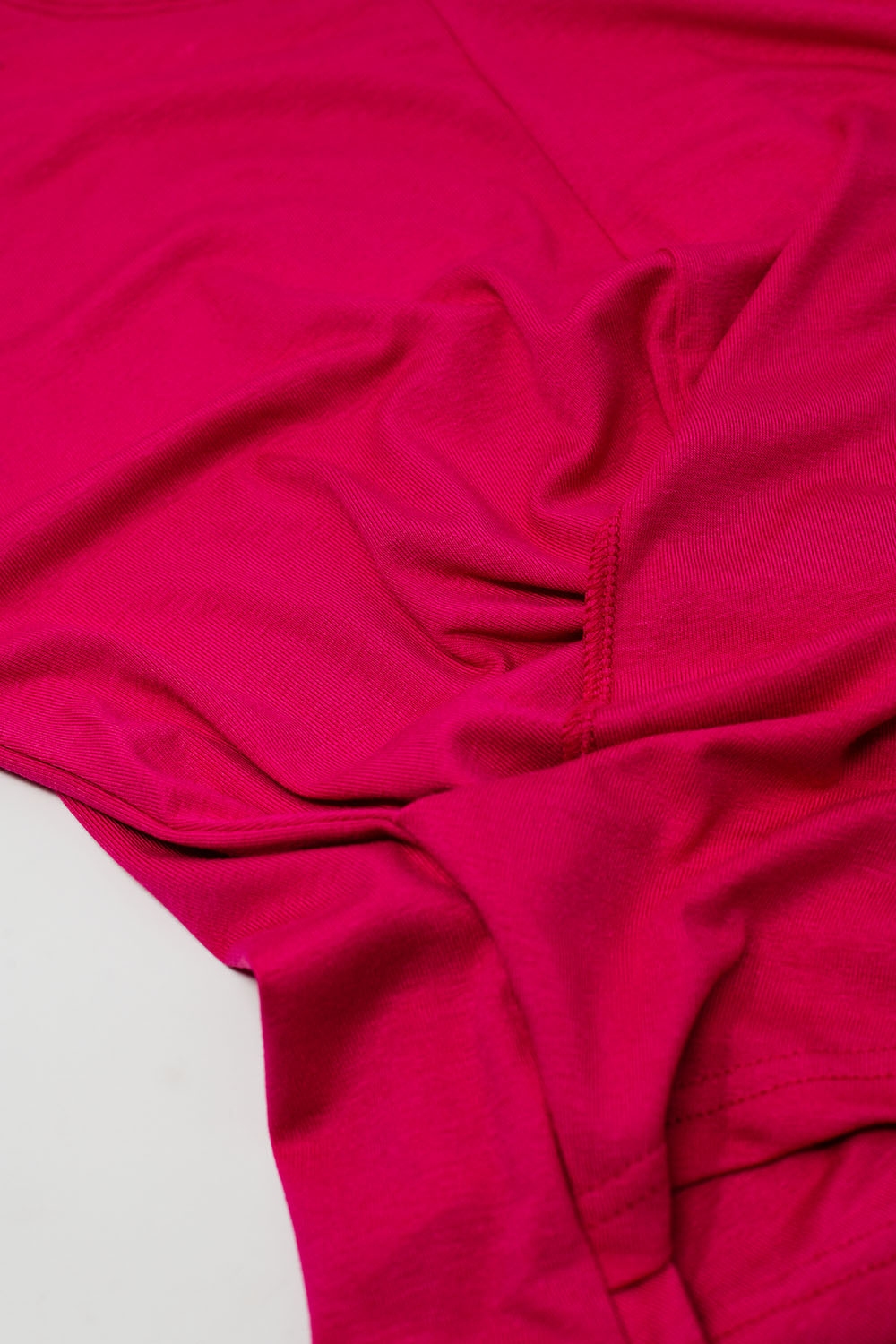 Camiseta de cuello redondo con dise&ntilde;o drapeado y manga casquillo En fucsia