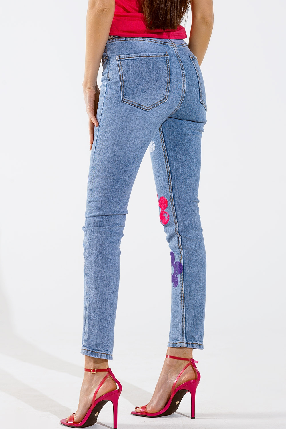 Vaqueros 5 bolsillos skinny con detalle de flores Vaqueros 5 bolsillos skinny con detalle de flores