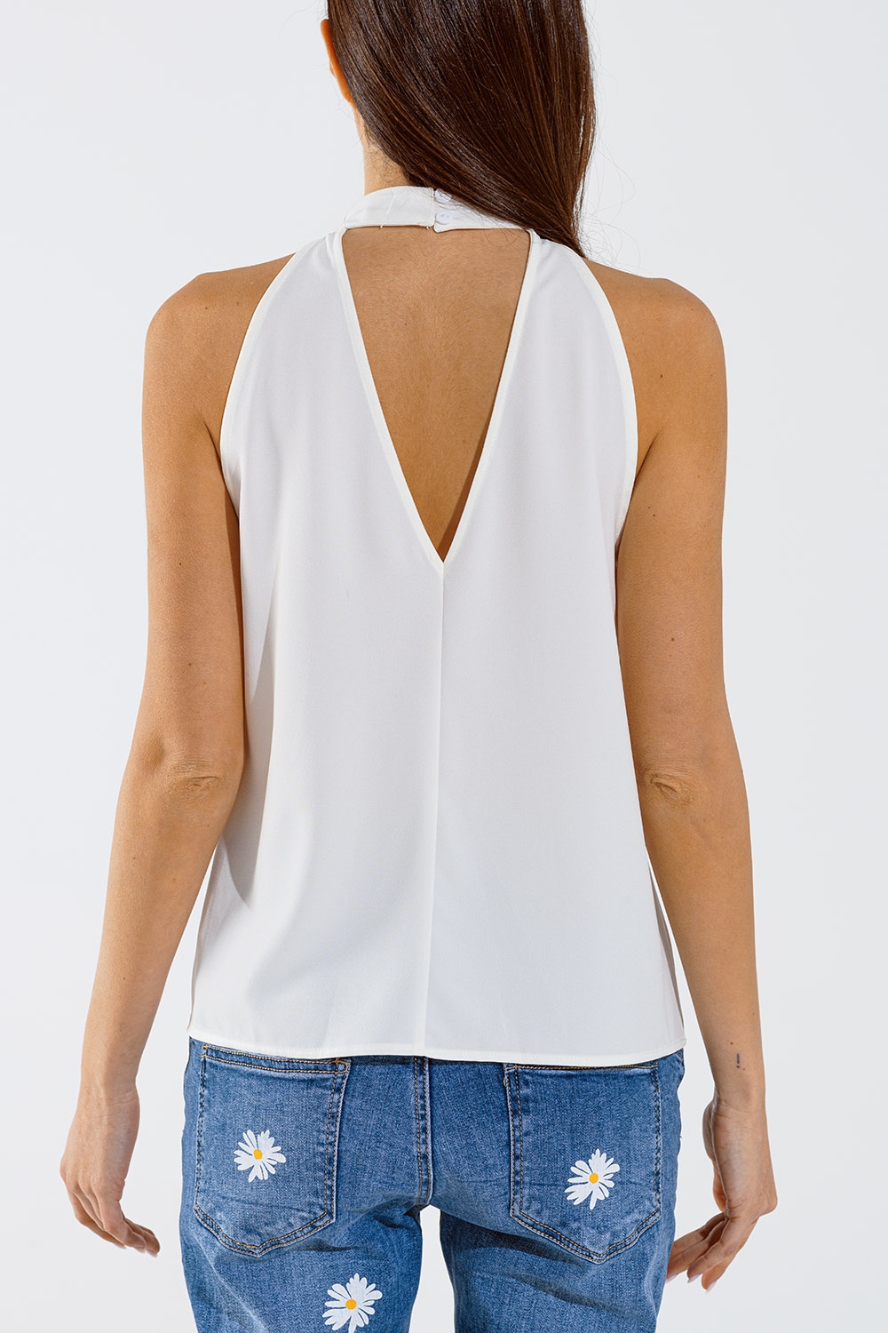 Top blanco sin mangas con detalles de volantes y cuello alto Top blanco sin mangas con detalles de volantes y cuello alto