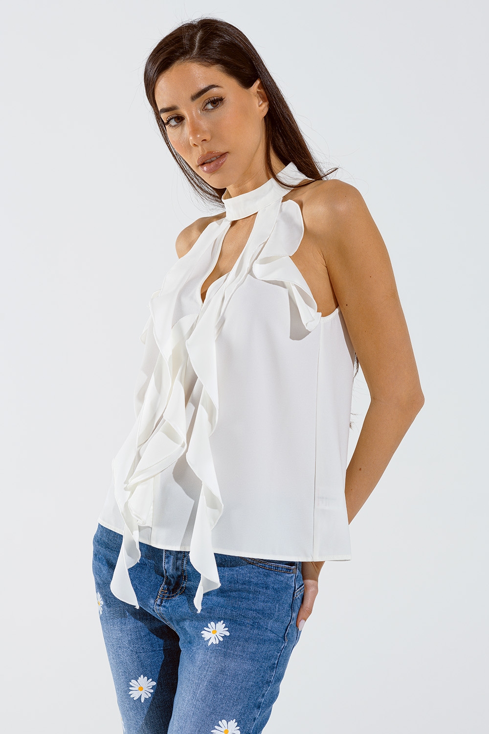 Top blanco sin mangas con detalles de volantes y cuello alto Top blanco sin mangas con detalles de volantes y cuello alto