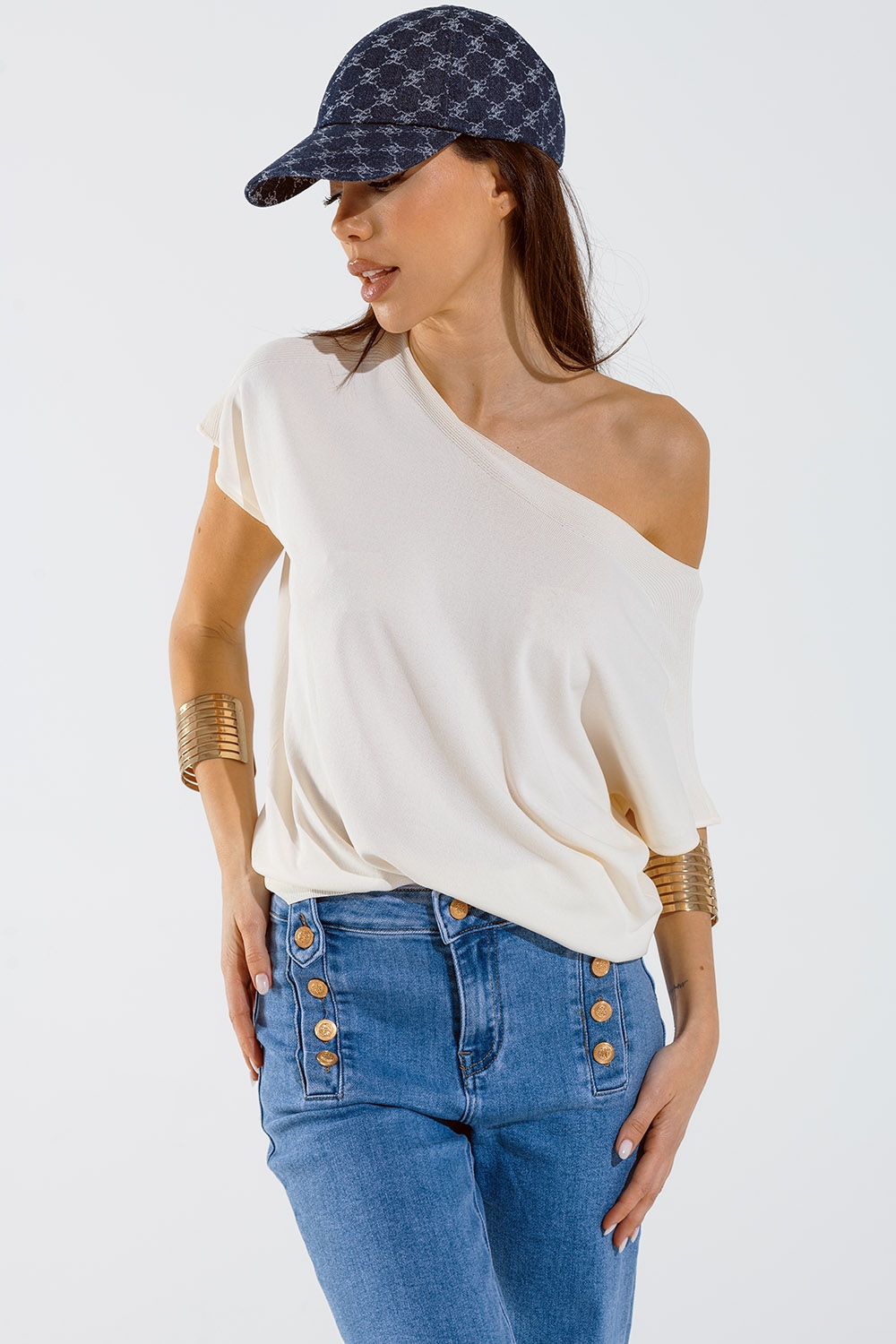 Jersey relajado sin hombros en color crema