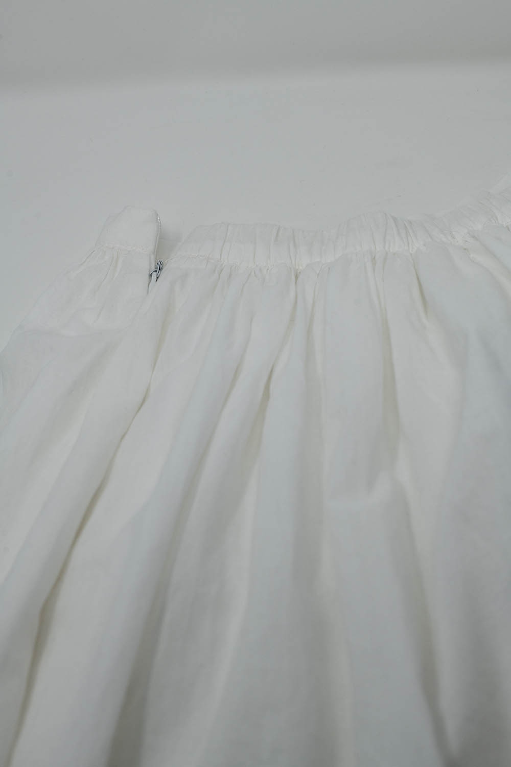 Falda blanca fluida de cintura caída con detalle ombre marrón Falda blanca fluida de cintura caída con detalle ombre marrón