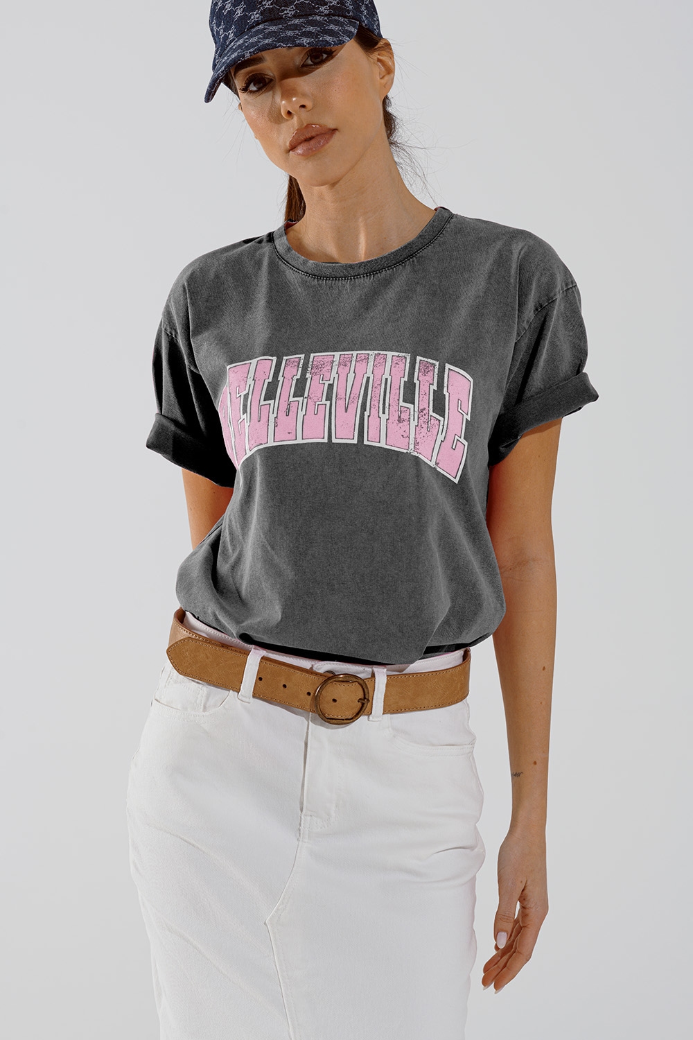 Camiseta cuello redondo gris con texto Belleville Camiseta cuello redondo gris con texto Belleville