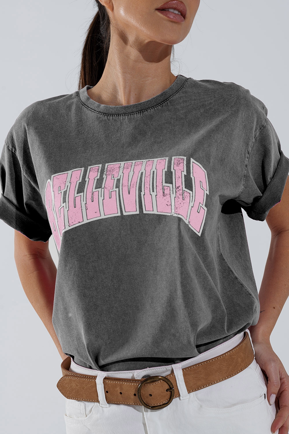 Camiseta cuello redondo gris con texto Belleville Camiseta cuello redondo gris con texto Belleville