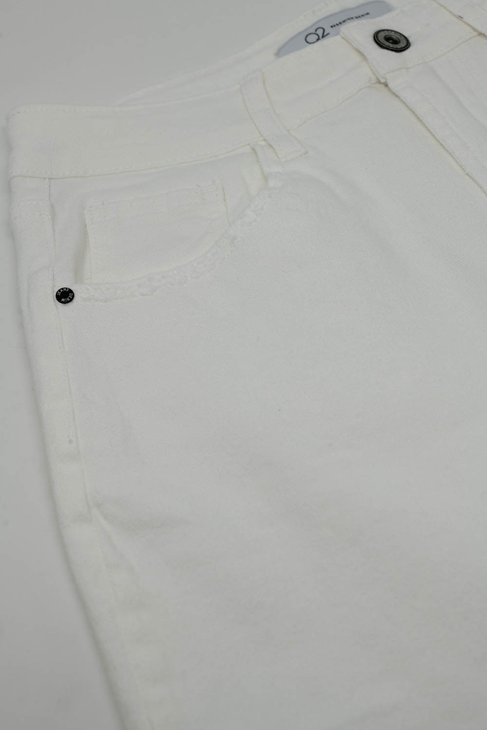 Vaqueros rectos de denim el&aacute;stico con 5 bolsillos en blanco