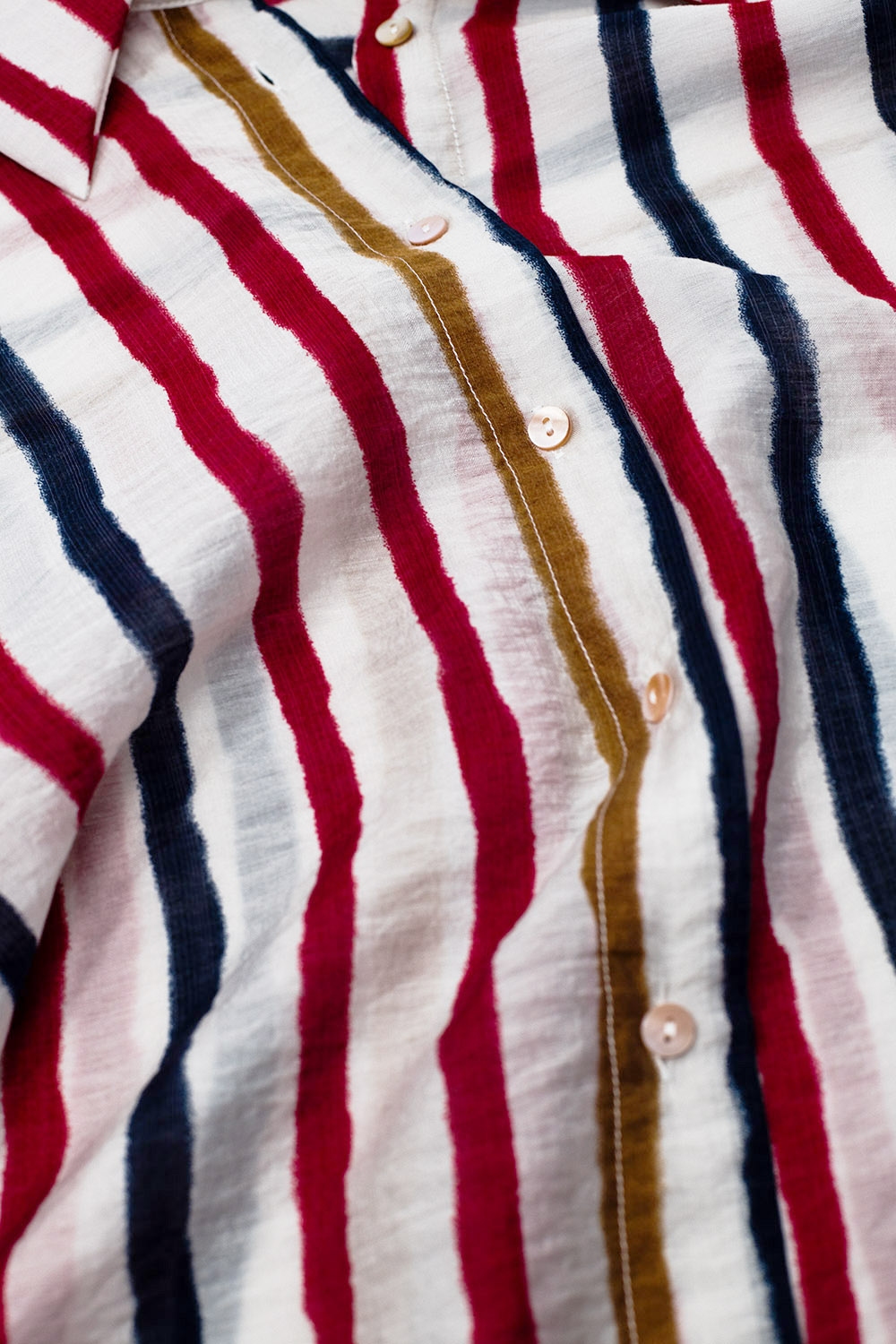 camisa de gasa de manga larga con rayas multicolores rojo y azul marino camisa de gasa de manga larga con rayas multicolores rojo y azul marino