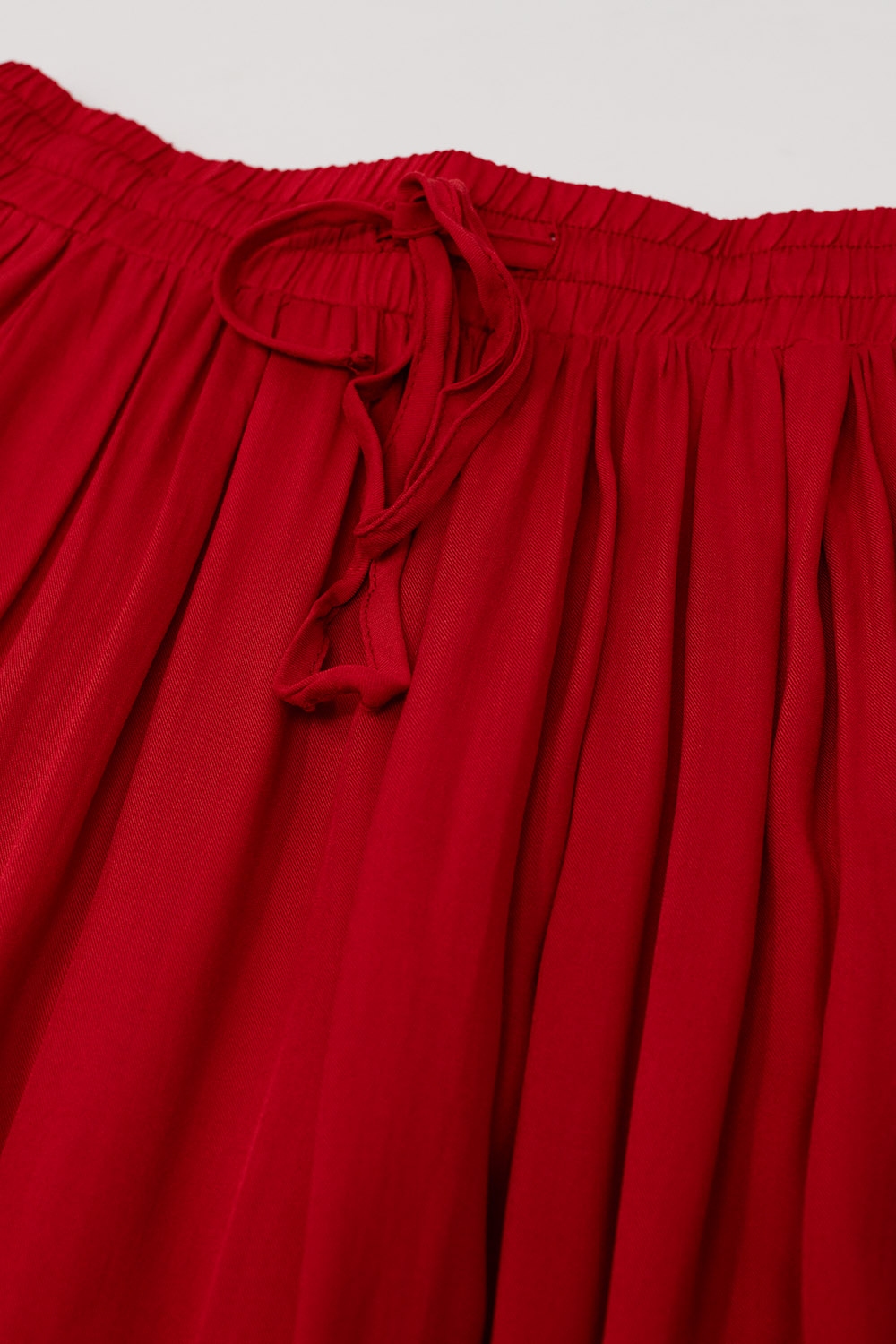 Maxifalda en tejido fluido rojo con cintura elástica Maxifalda en tejido fluido rojo con cintura elástica