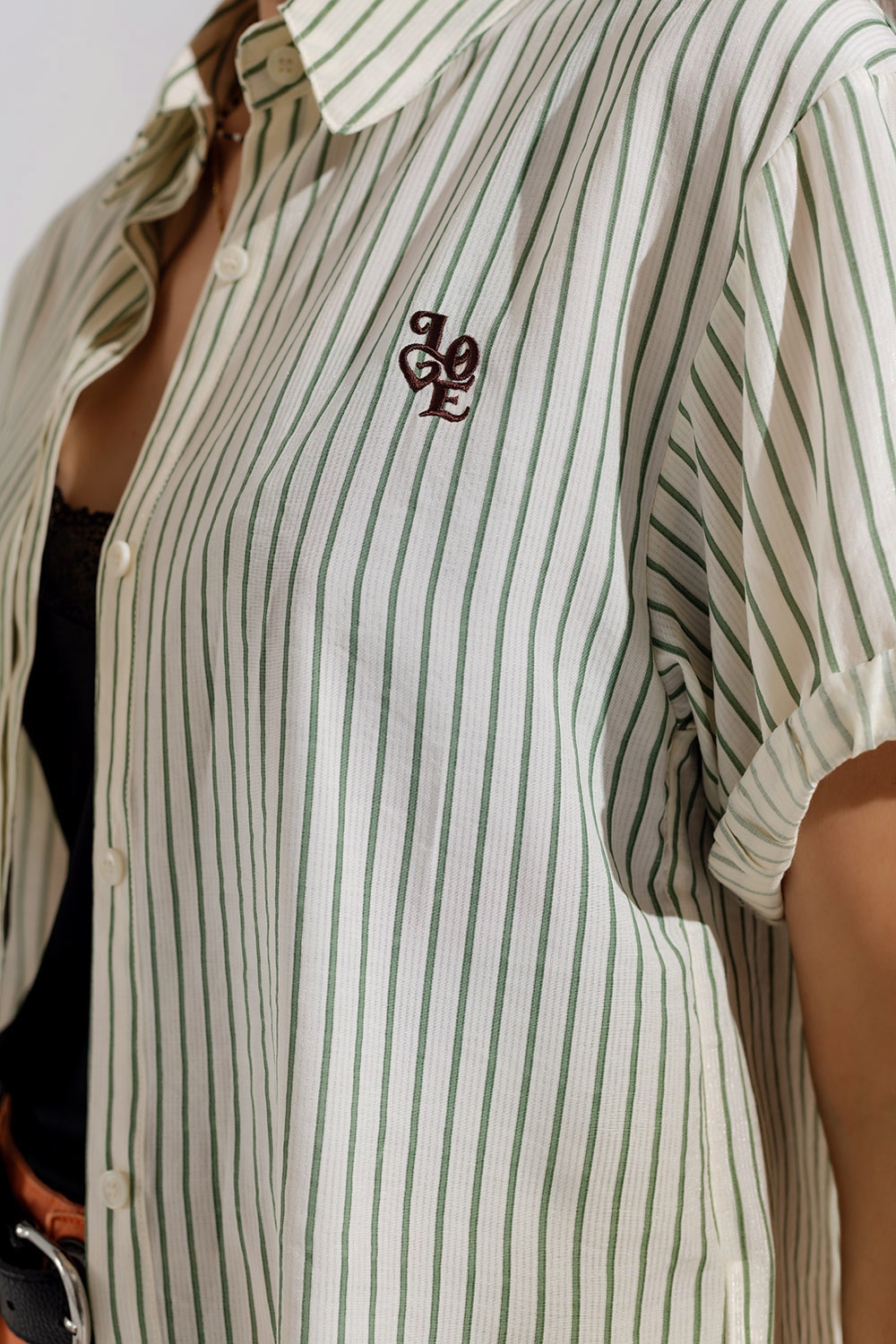 Blusa Blanca A Rayas Con Logo Love En Pecho Blusa Blanca A Rayas Con Logo Love En Pecho