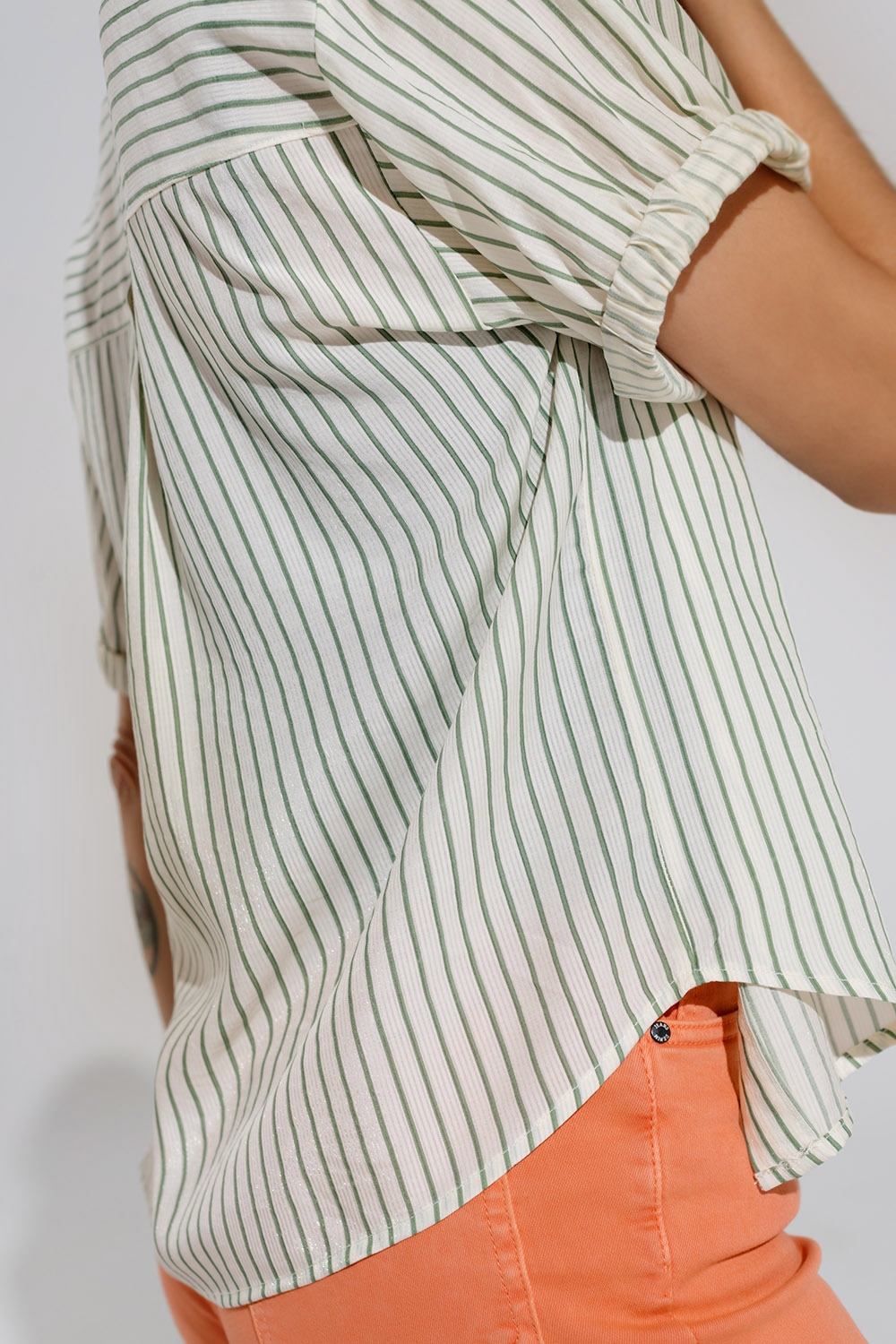 Blusa Blanca A Rayas Con Logo Love En Pecho Blusa Blanca A Rayas Con Logo Love En Pecho