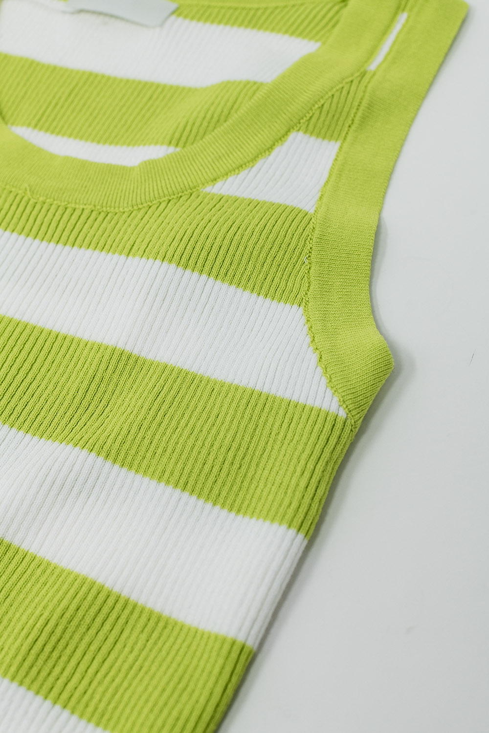 Camiseta de tirantes blanca con rayas anchas en verde lima Camiseta de tirantes blanca con rayas anchas en verde lima