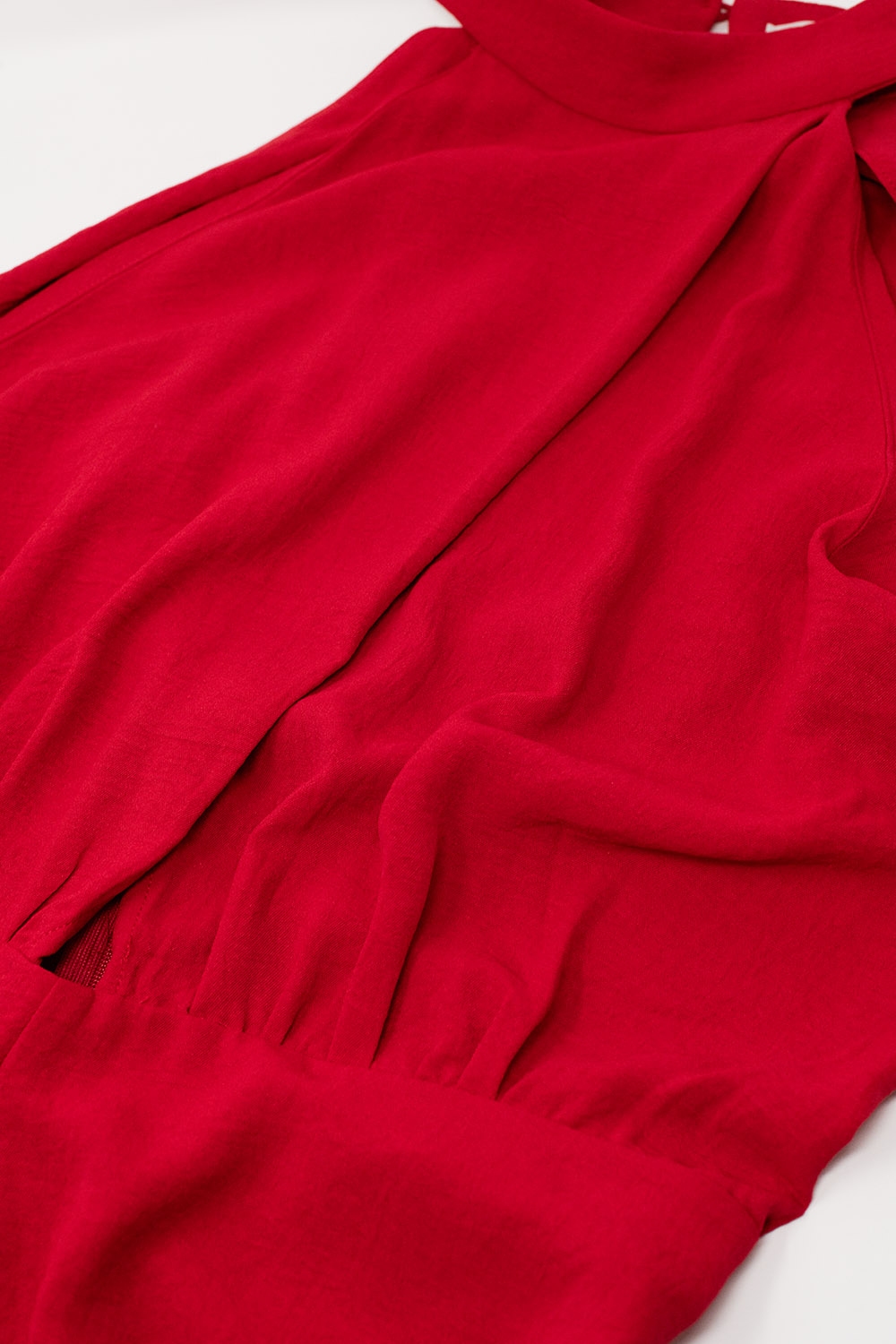 Mono rojo con escote halter cruzado