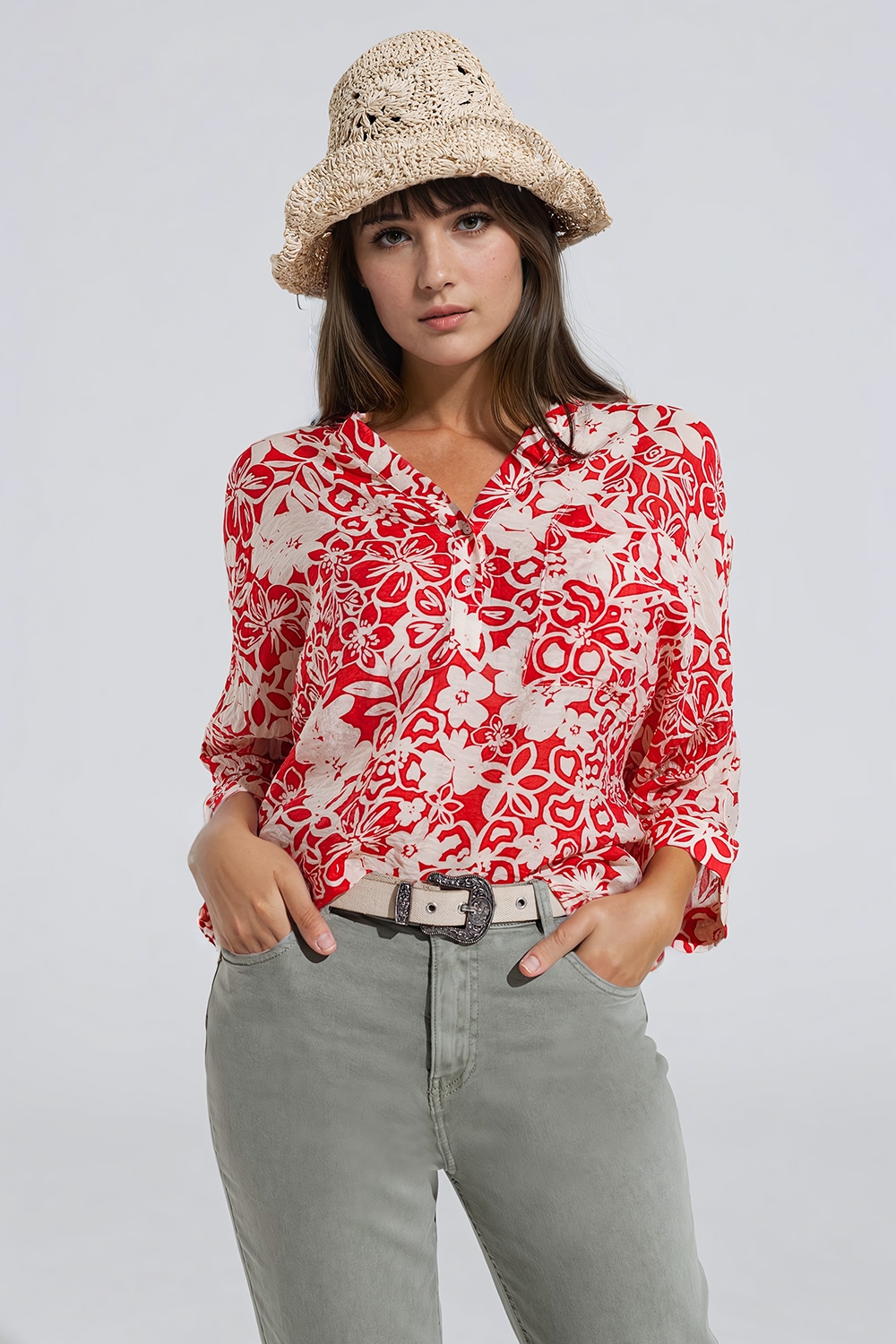Blusa relajada roja con estampado floral y mangas de campana Blusa relajada roja con estampado floral y mangas de campana