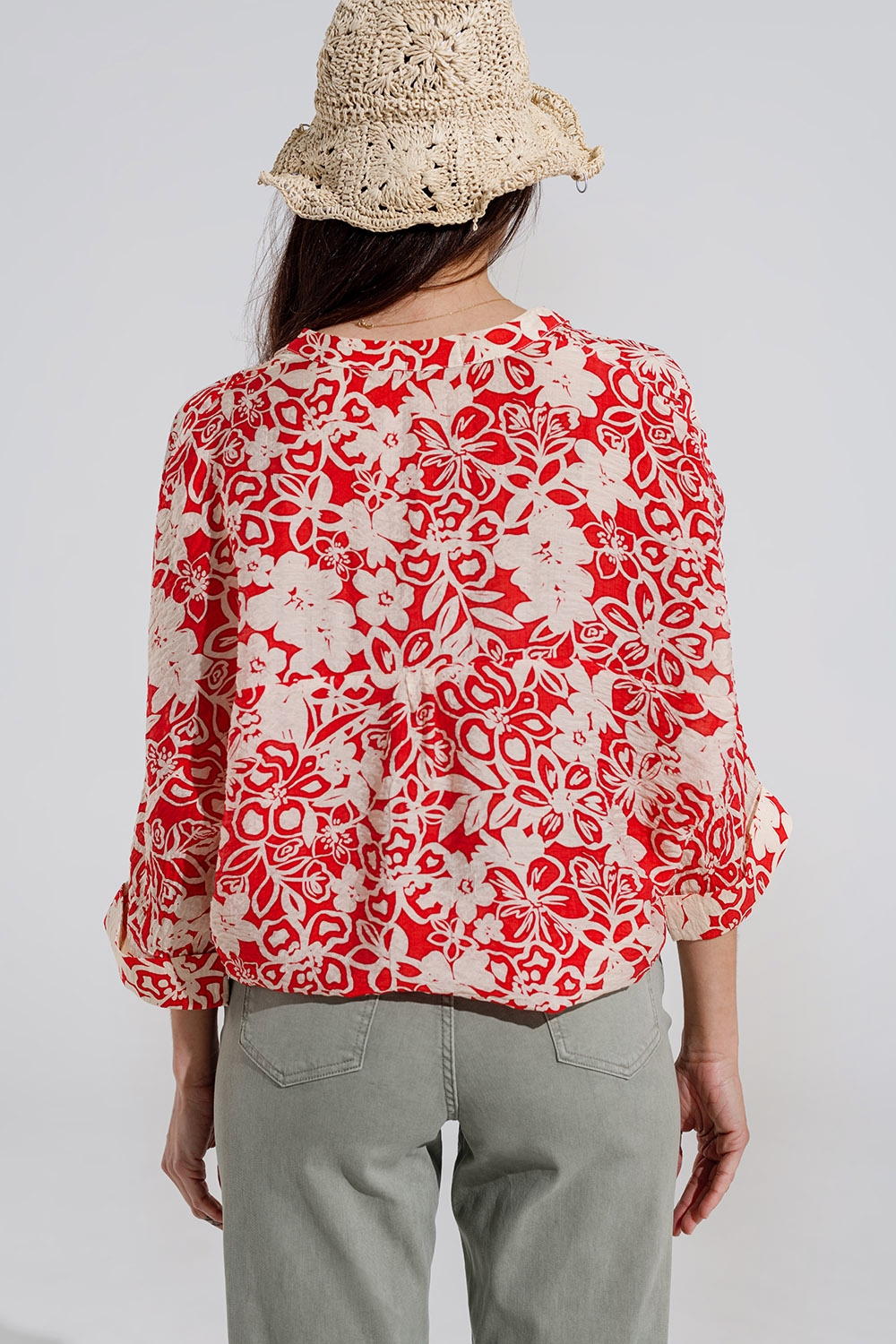 Blusa relajada roja con estampado floral y mangas de campana Blusa relajada roja con estampado floral y mangas de campana