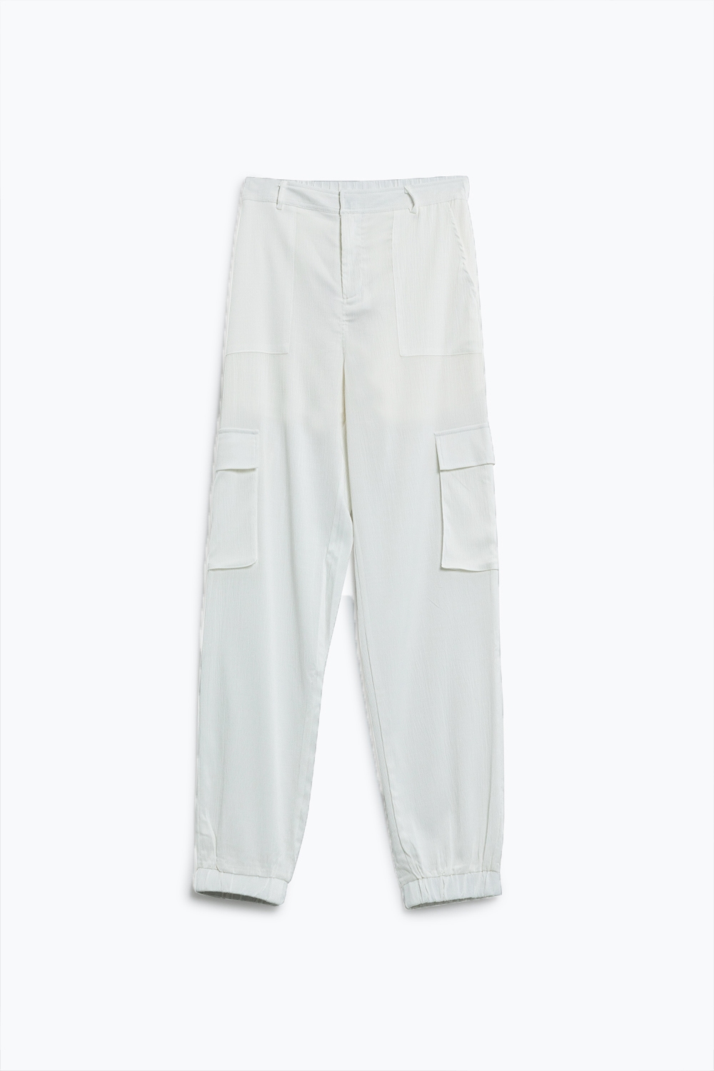 Pantalones blancos de raso con bolsillos laterales y aros para el cinturón Pantalones blancos de raso con bolsillos laterales y aros para el cinturón