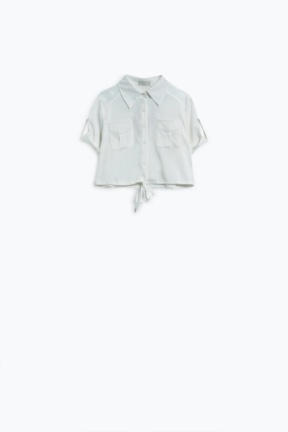 Blusa Corta Blanca de raso Con Bolsillos En El Pecho Y Cordones En Los Bajos Blusa Corta Blanca de raso Con Bolsillos En El Pecho Y Cordones En Los Bajos