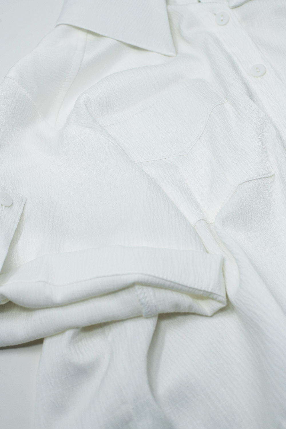 Blusa Corta Blanca de raso Con Bolsillos En El Pecho Y Cordones En Los Bajos Blusa Corta Blanca de raso Con Bolsillos En El Pecho Y Cordones En Los Bajos