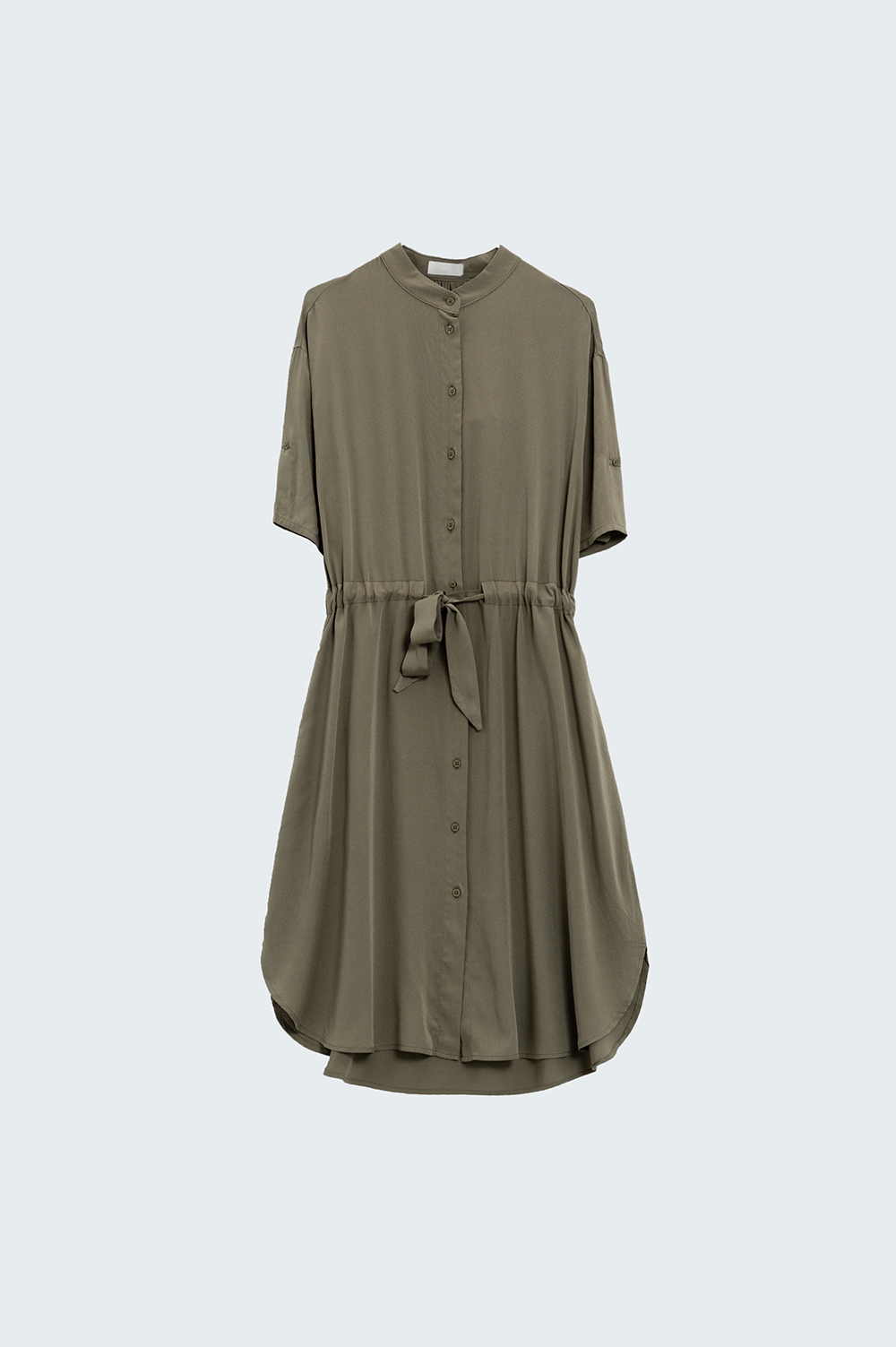 Vestido fluido abotonado con cintur&oacute;n y bolsillos laterales