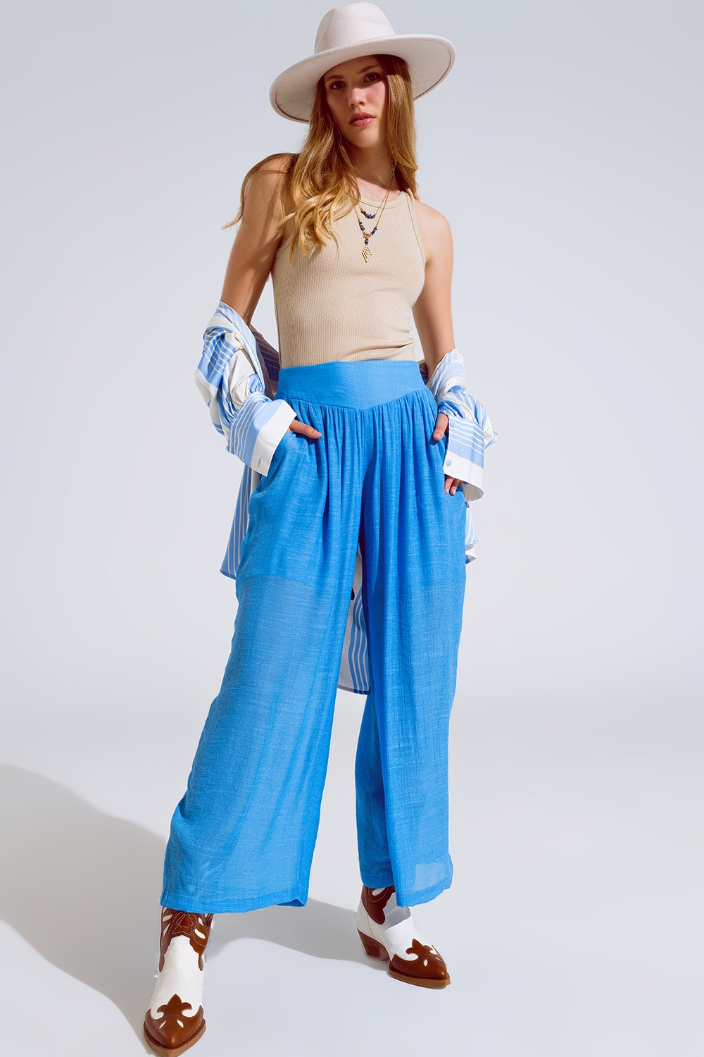 Pantalones estilo palazzo azules con bolsillos laterales y banda gruesa en la cintura Pantalones estilo palazzo azules con bolsillos laterales y banda gruesa en la cintura