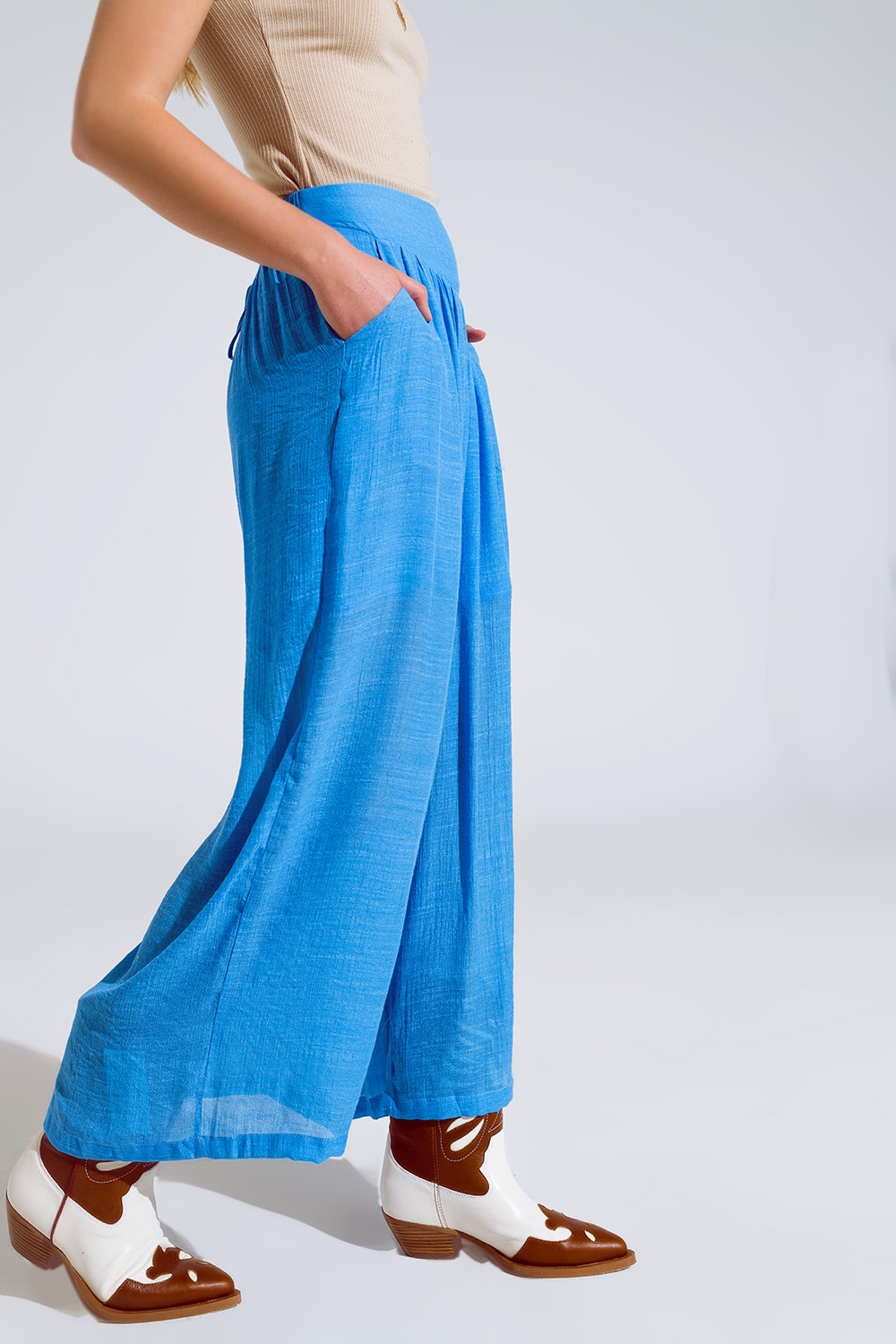 Pantalones estilo palazzo azules con bolsillos laterales y banda gruesa en la cintura Pantalones estilo palazzo azules con bolsillos laterales y banda gruesa en la cintura