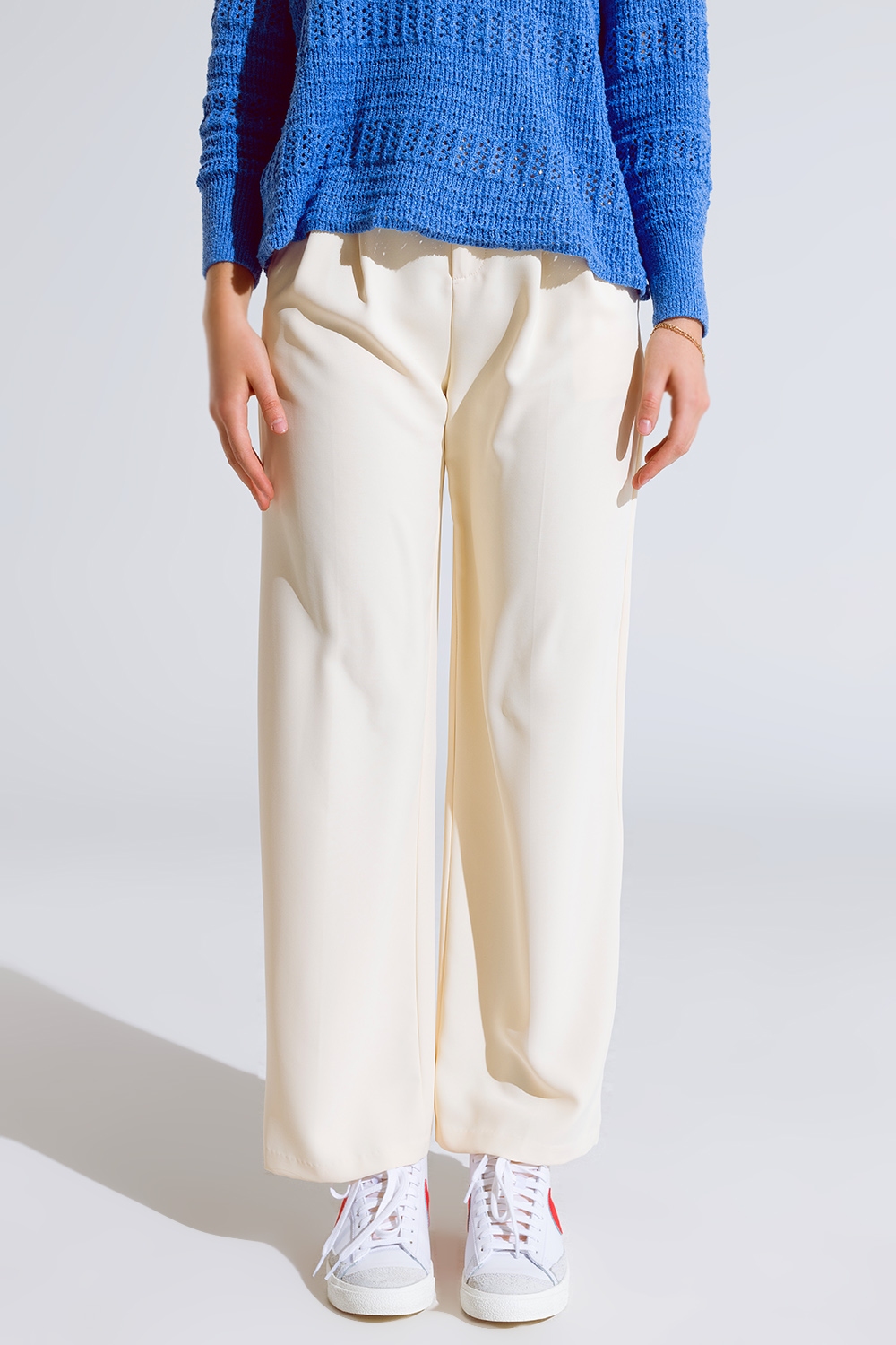 Pantalón recto con bolsillos laterales y pinzas en color crema Pantalón recto con bolsillos laterales y pinzas en color crema
