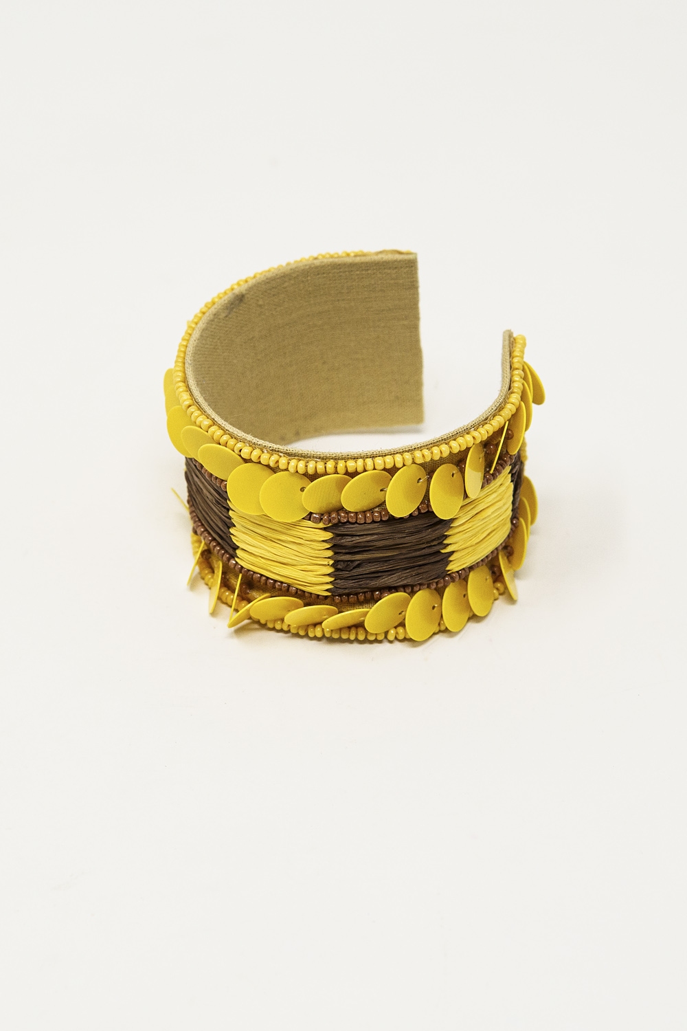 Pulsera gruesa abierta amarilla y marr&oacute;n con detalles de cuentas amarillas