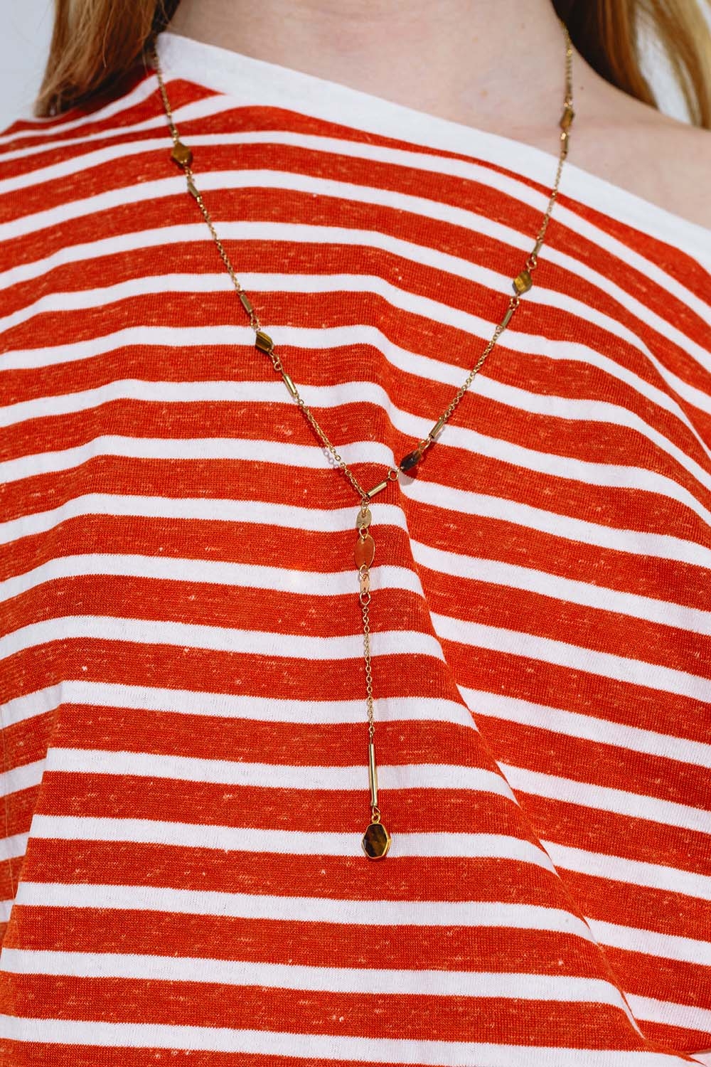 Collar dorado con detalle de piedra y colgante