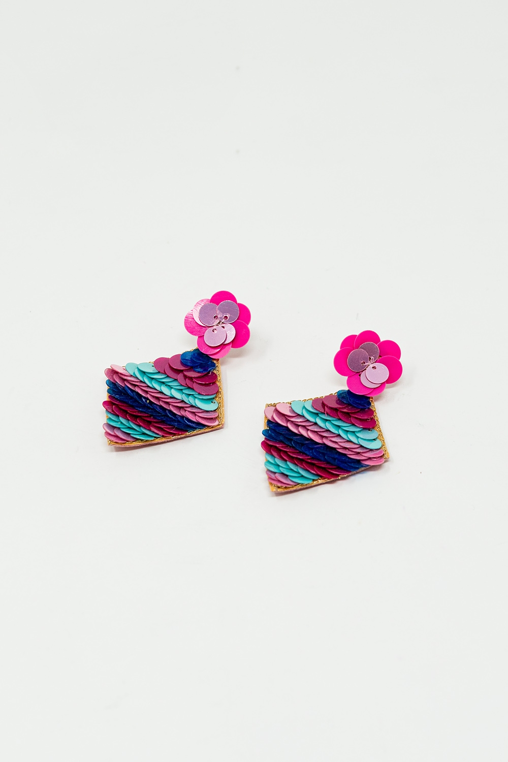 Pendientes en forma de diamante con detalles de lentejuelas multicolores.