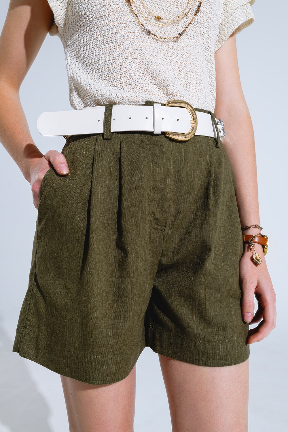 Pantalones cortos caqui con bolsillos y cintura elástica Pantalones cortos caqui con bolsillos y cintura elástica