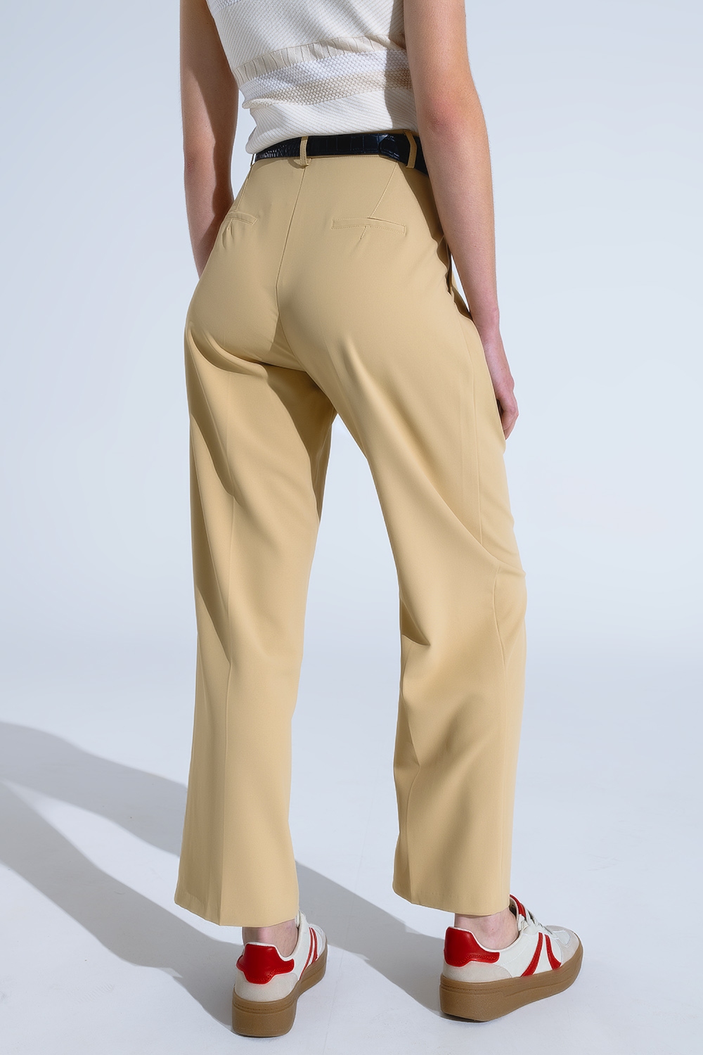 Pantalón recto con bolsillos laterales y pinzas en Beige Pantalón recto con bolsillos laterales y pinzas en Beige