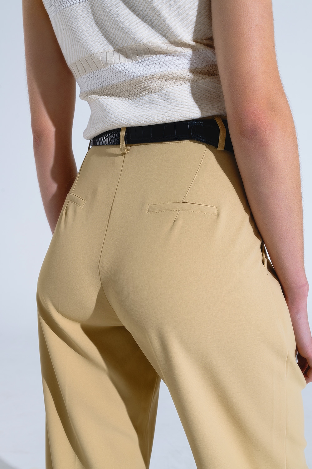 Pantalón recto con bolsillos laterales y pinzas en Beige Pantalón recto con bolsillos laterales y pinzas en Beige