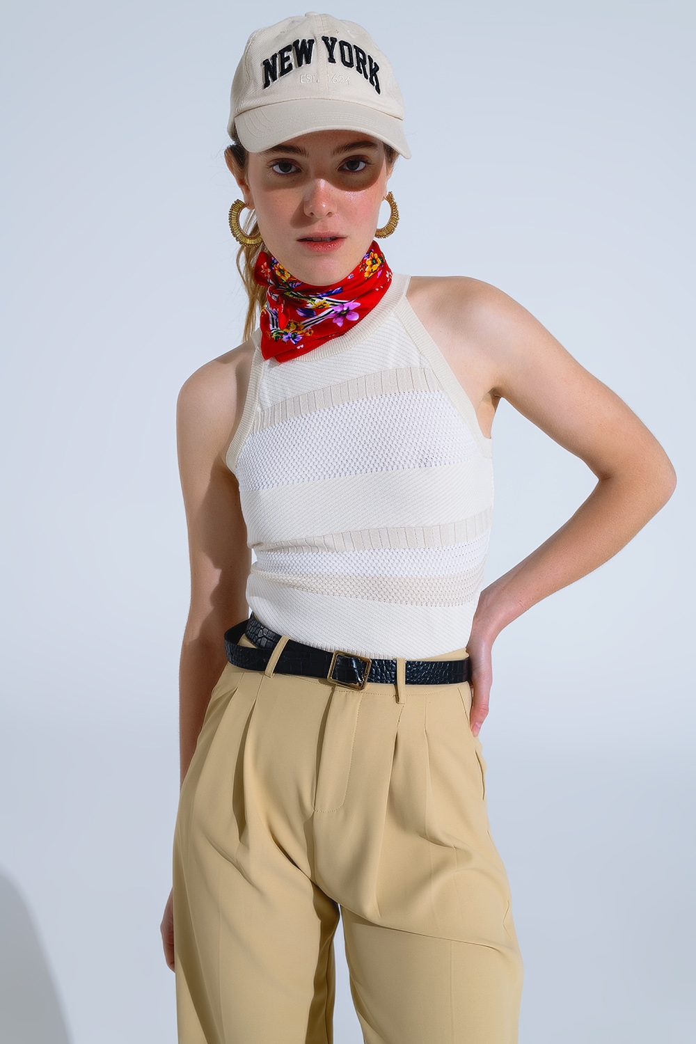 Camiseta de tirantes beige con diseño de rayas en diferentes tejidos Camiseta de tirantes beige con diseño de rayas en diferentes tejidos