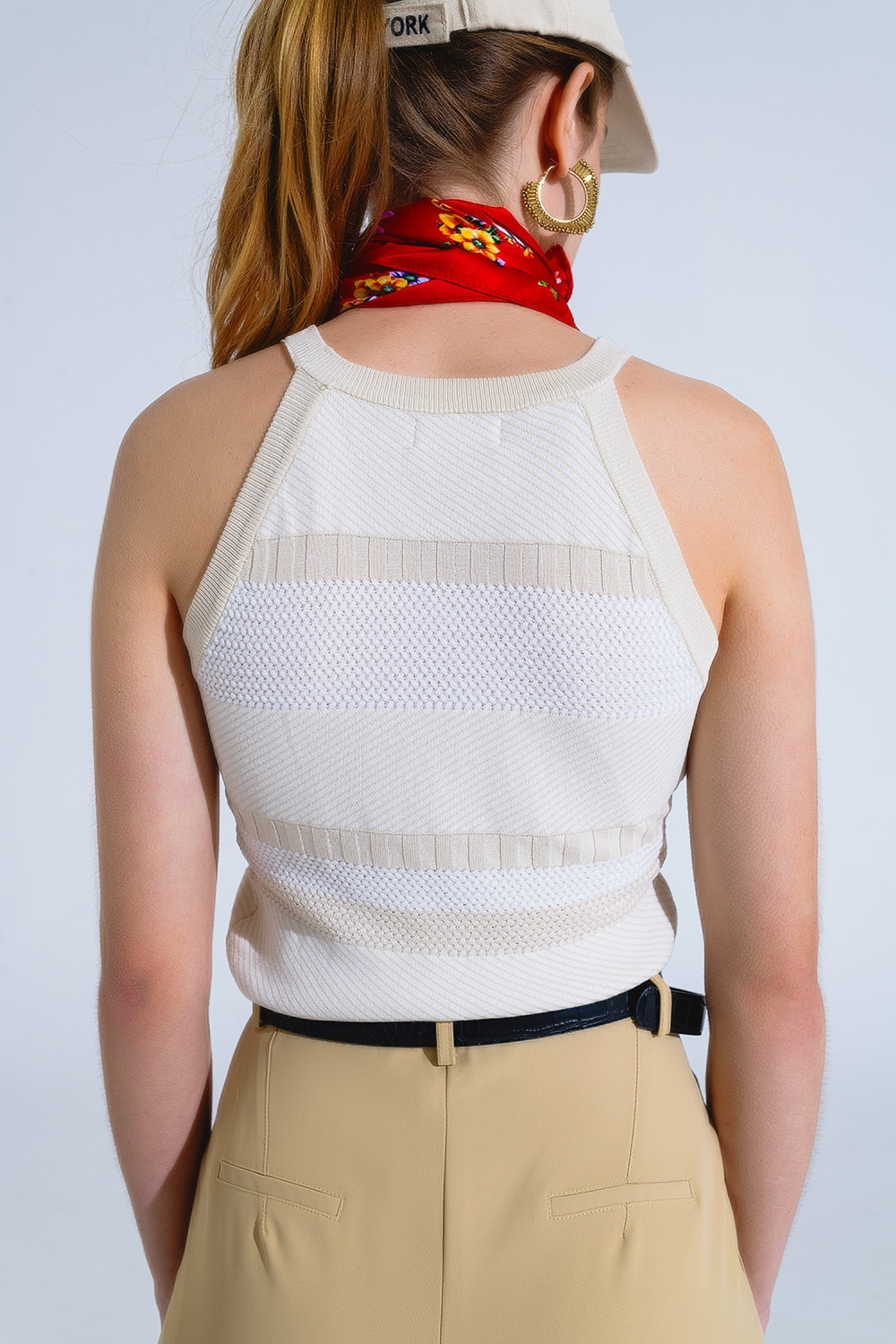 Camiseta de tirantes beige con diseño de rayas en diferentes tejidos Camiseta de tirantes beige con diseño de rayas en diferentes tejidos
