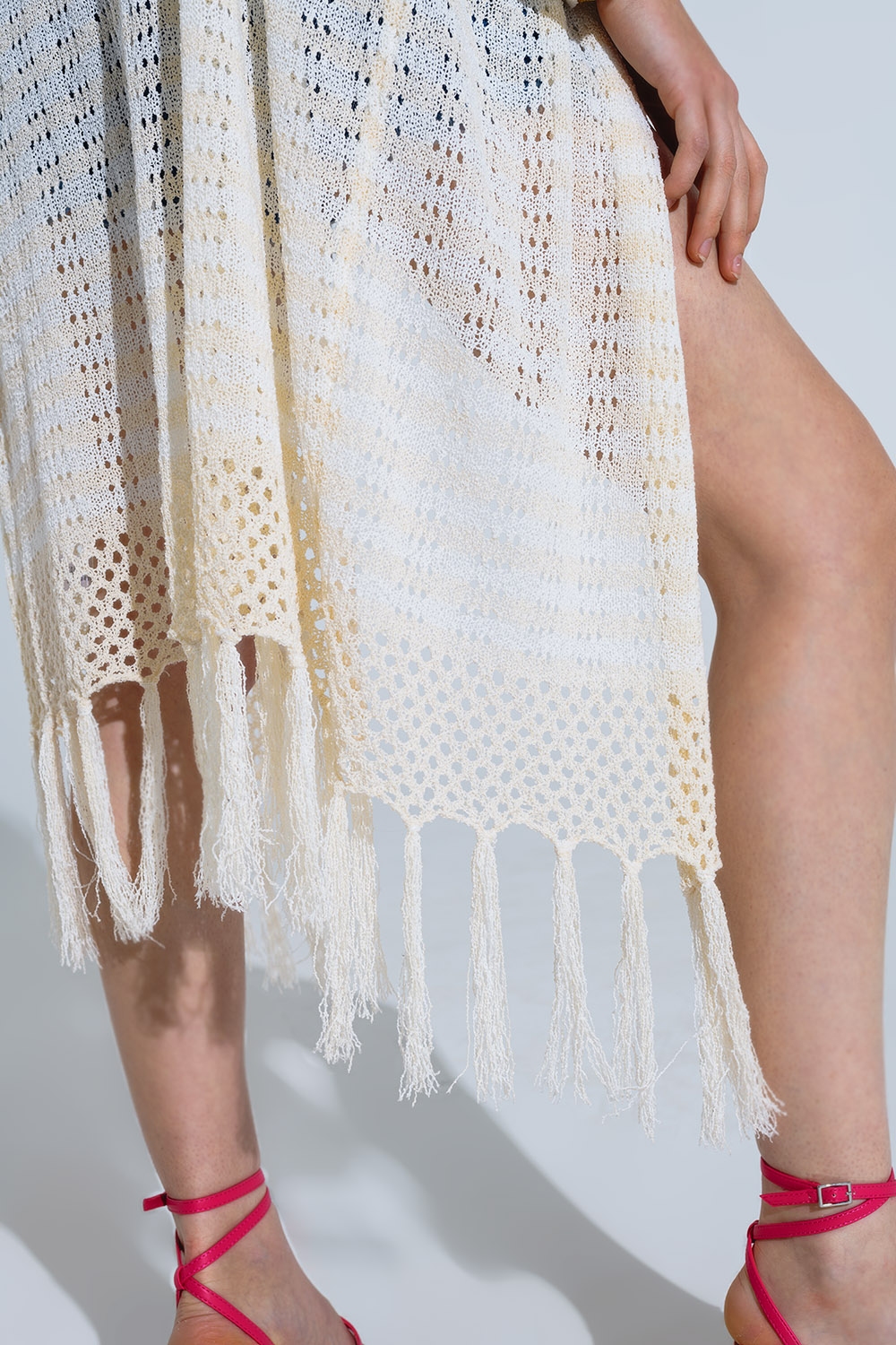 Poncho Crema Estilo Boho Con Punto Pointelle A Rayas Y Detalles De Flecos Poncho Crema Estilo Boho Con Punto Pointelle A Rayas Y Detalles De Flecos