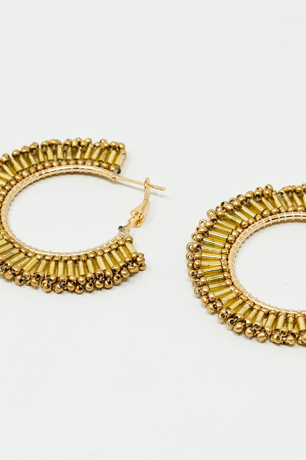 Aros medianos con detalles de cuentas en dorado