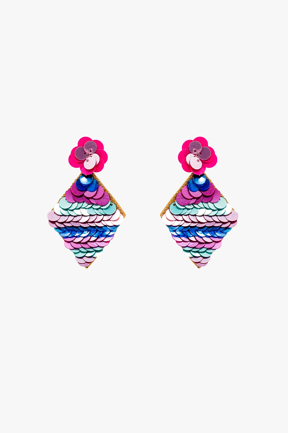 Pendientes en forma de diamante con detalles de lentejuelas multicolores.