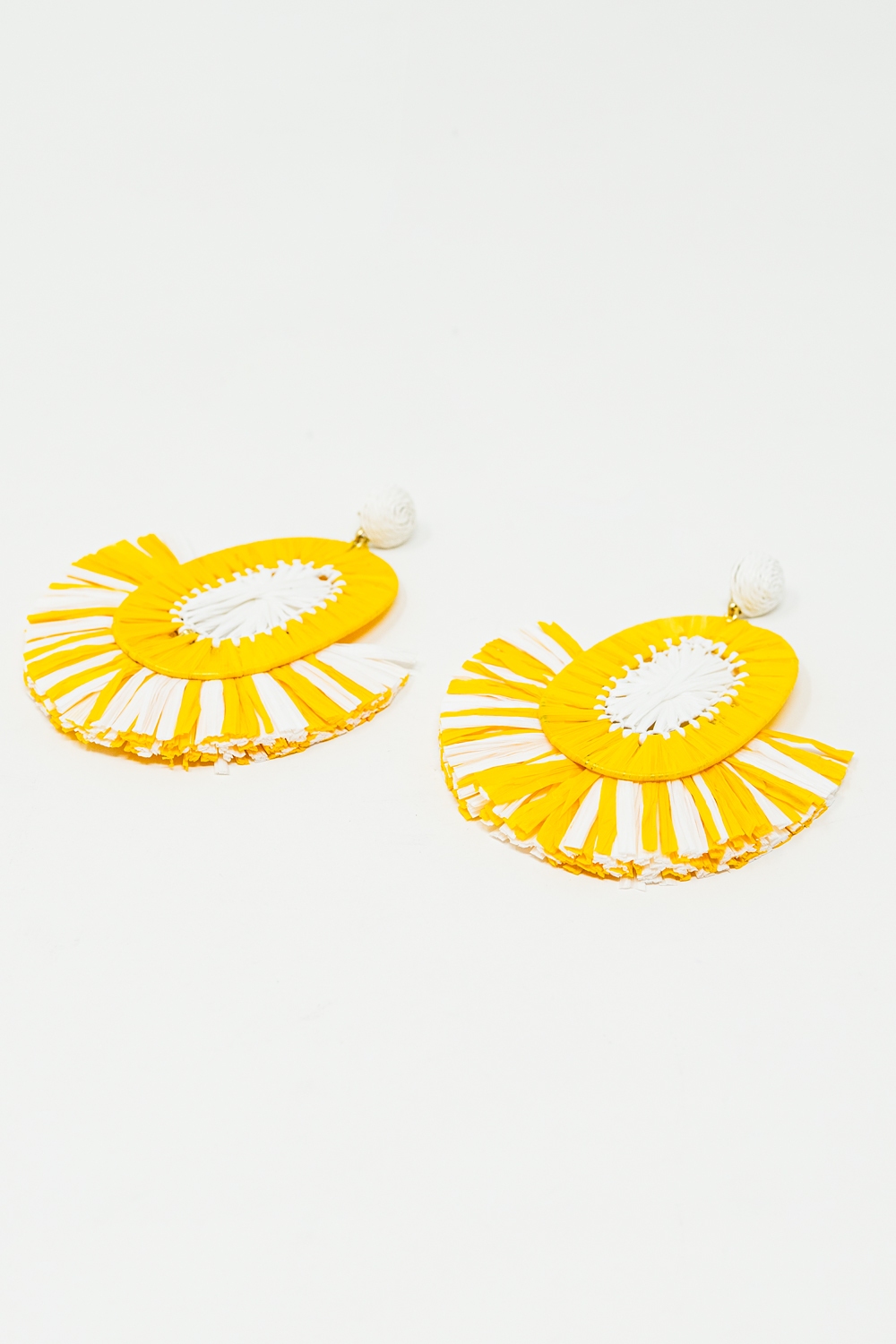 Maxi Pendientes de rafia con borlas amarillas y blancas Maxi Pendientes de rafia con borlas amarillas y blancas
