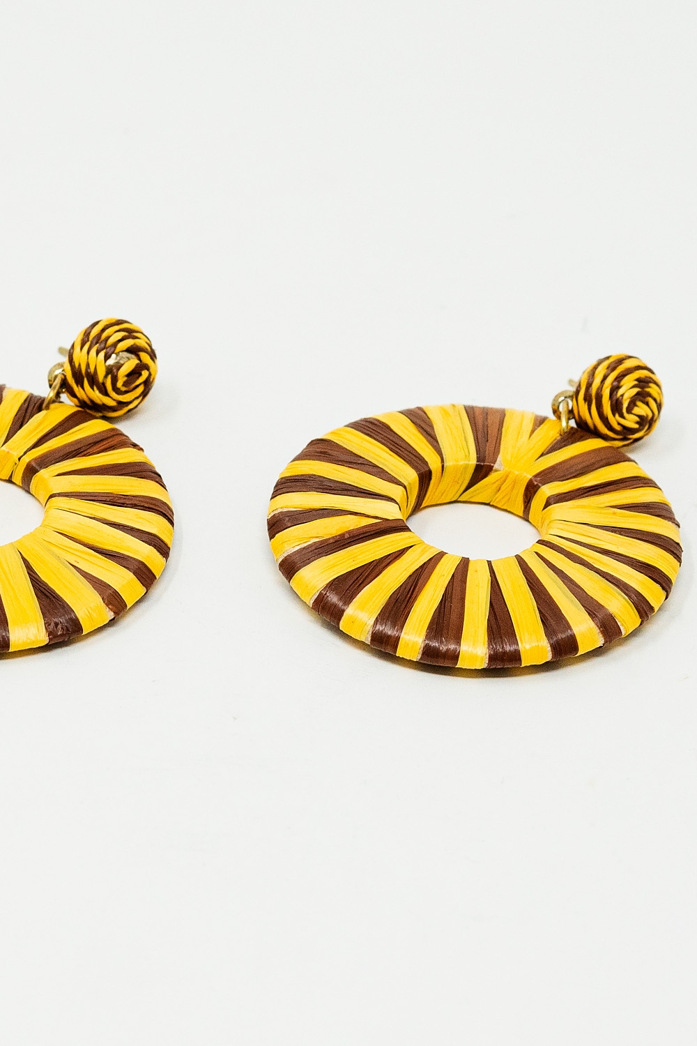 Pendientes de tejido con gotas marrones y amarillas Pendientes de tejido con gotas marrones y amarillas