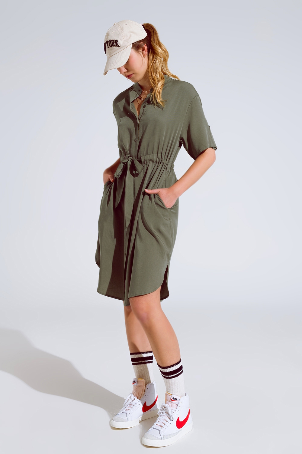 Vestido fluido abotonado con cintur&oacute;n y bolsillos laterales