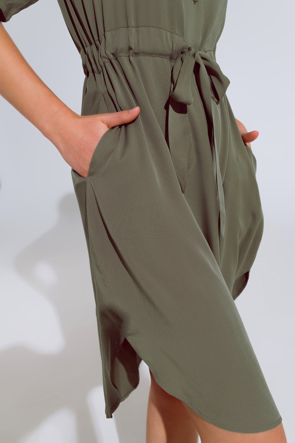 Vestido fluido abotonado con cintur&oacute;n y bolsillos laterales